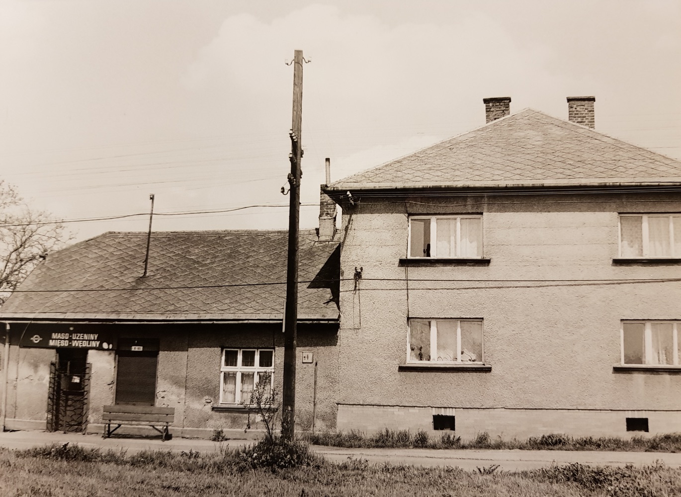 Vlevo dům čp. 7 (Prodejna masa), poslední obyvatelé: Bury J. Vpravo dům čp. 594, poslední obyvatelé: Bury S.
