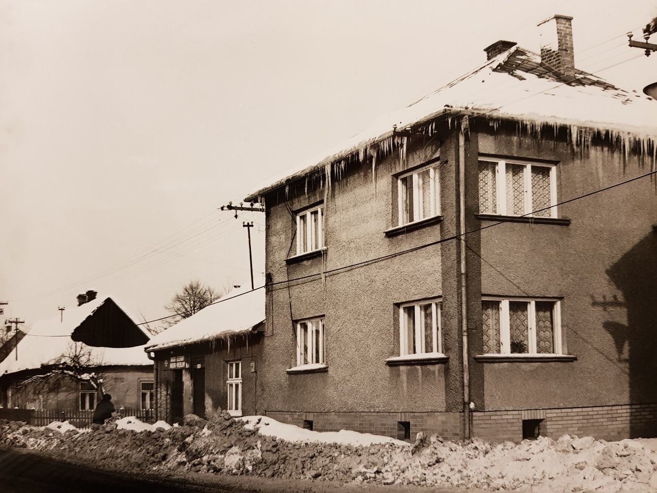 Zprava dům čp. 594, dům čp. 7 (Prodejna masa) a úplně vlevo dům čp. 8 (poslední obyvatelé: Fukalová A.)