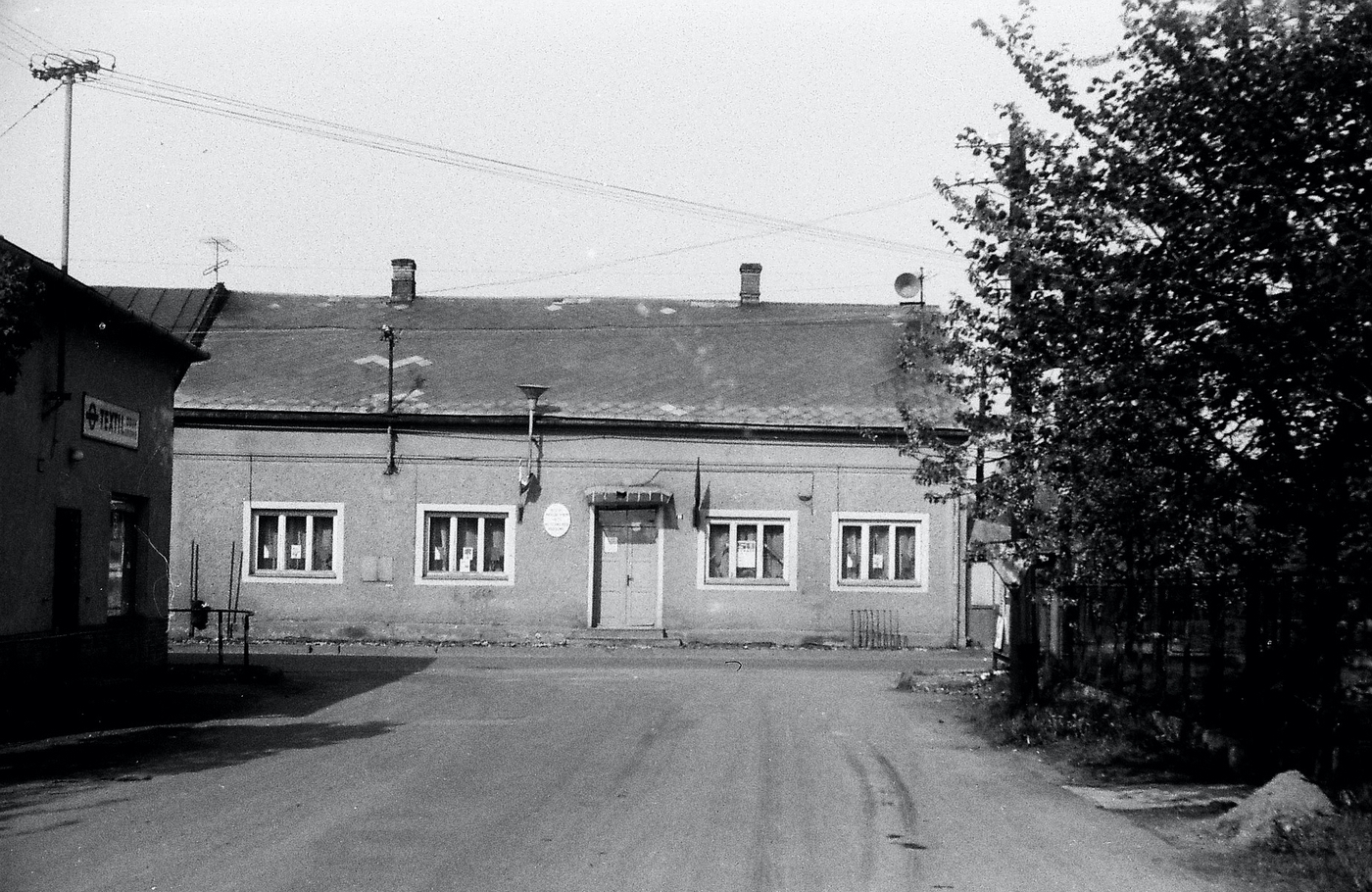 Dům čp. 83, sídlo MNV v Loukách (poslední obyvatelé: Witoszová T.). S laskavým svolením autora fotografie p. Bronislava Filipczyka, ze soukromé sbírky