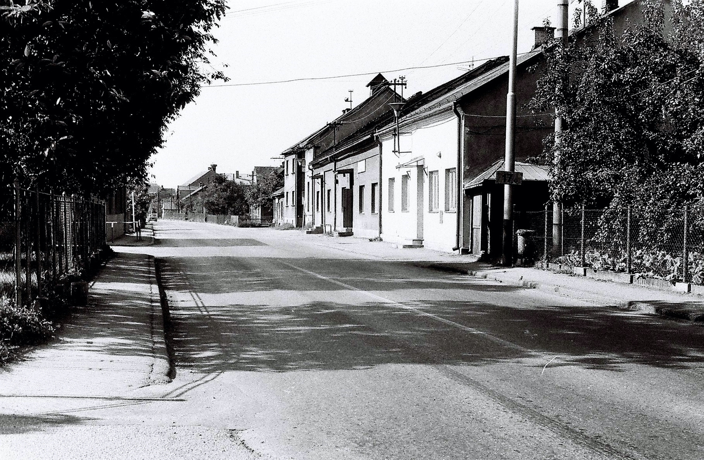 Zprava budova MNV v Loukách čp. 83, následuje Hostinec čp. 6, dům čp. 594 a dům čp. 7 (se svolením autora fotografie p. Bronislava Filipczyka, ze soukromé sbírky)