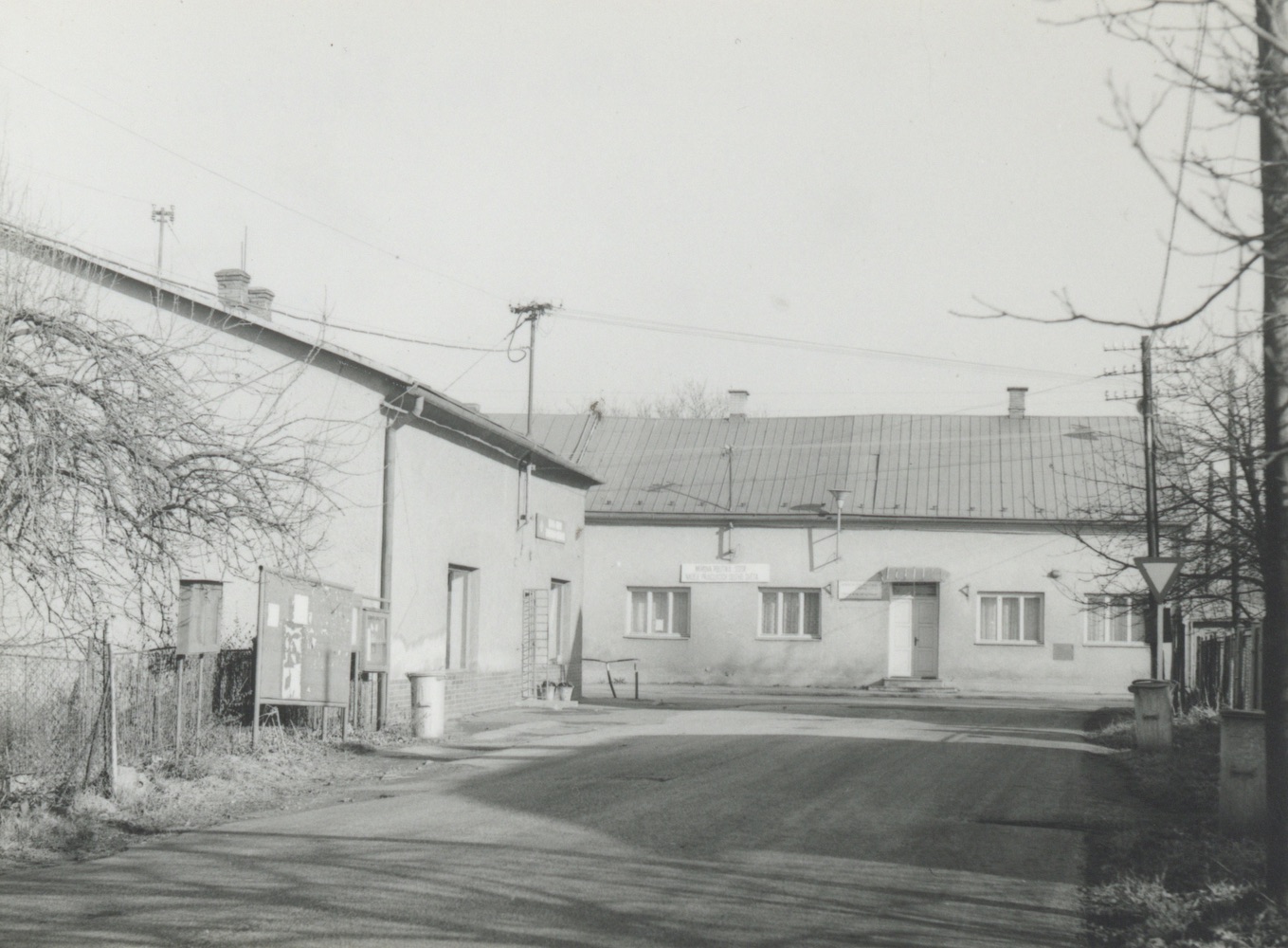 Vlevo obchod (čp. 35), uprostřed pak dům čp. 83, sídlo MNV v Loukách (s laskavým svolením p. W. Owczarzyho, ze soukromé sbírky)