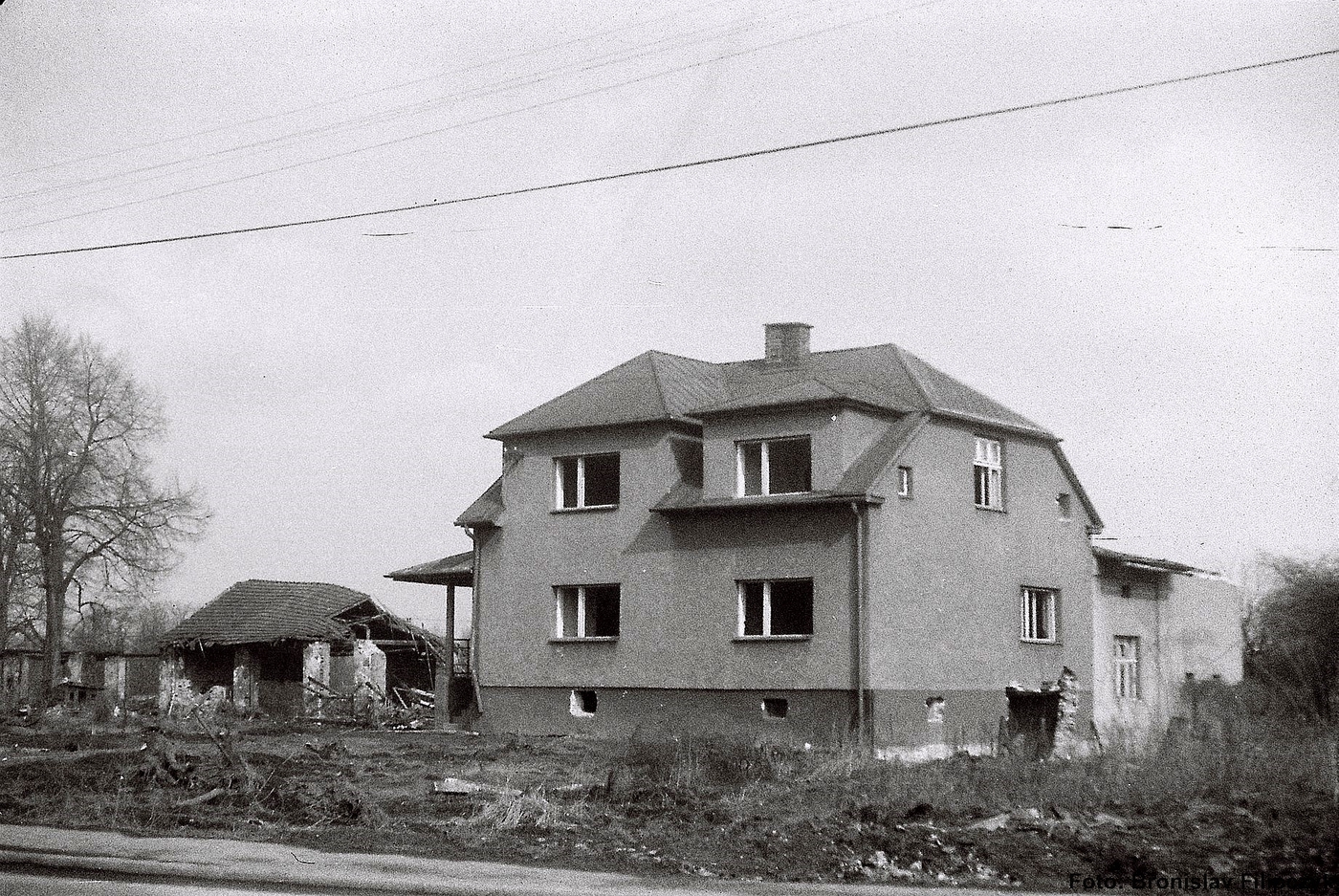 Dům čp. 9 před demolicí (poslední obyvatelé: Gemrot A., Bury J.). Se svolením autora fotografie p. Bronislava Filipczyka, ze soukromé sbírky.