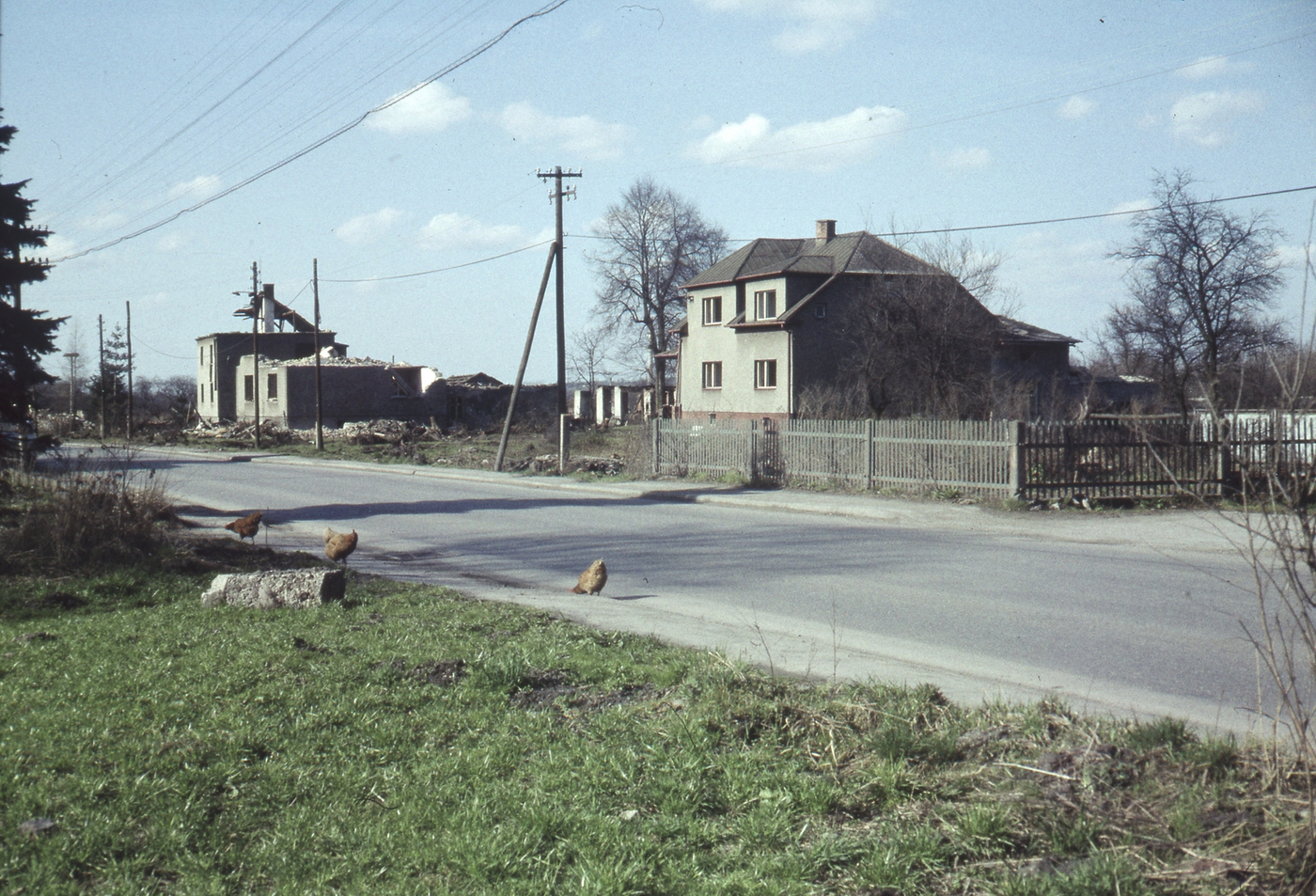 Vpravo dům čp. 9 (poslední obyvatelé: Gemrot A., Bury J.), za ním domy čp. 10 a čp. 11 v období demolic (se svolením autora fotografie p. Bronislava Filipczyka, ze soukromé sbírky)