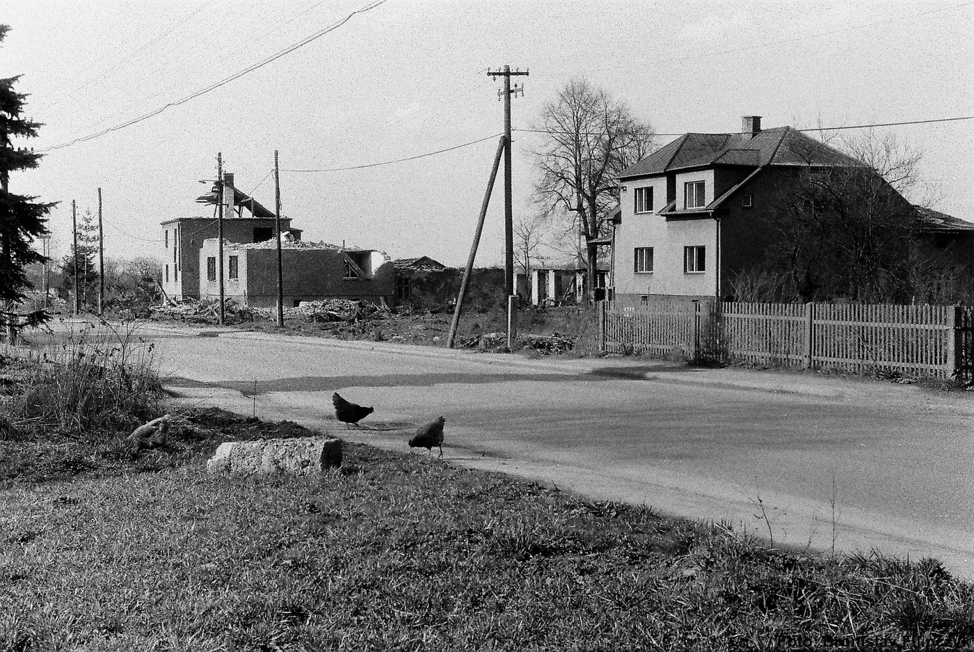 Vpravo dům čp. 9 (poslední obyvatelé: Gemrot A., Bury J.), za ním domy čp. 10 a čp. 11 v období demolic (se svolením autora fotografie p. Bronislava Filipczyka, ze soukromé sbírky)