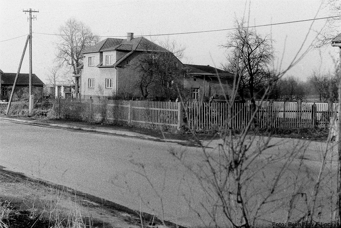 Dům čp. 9 (poslední obyvatelé: Gemrot A., Bury J.). Se svolením autora fotografie p. Bronislava Filipczyka, ze soukromé sbírky.