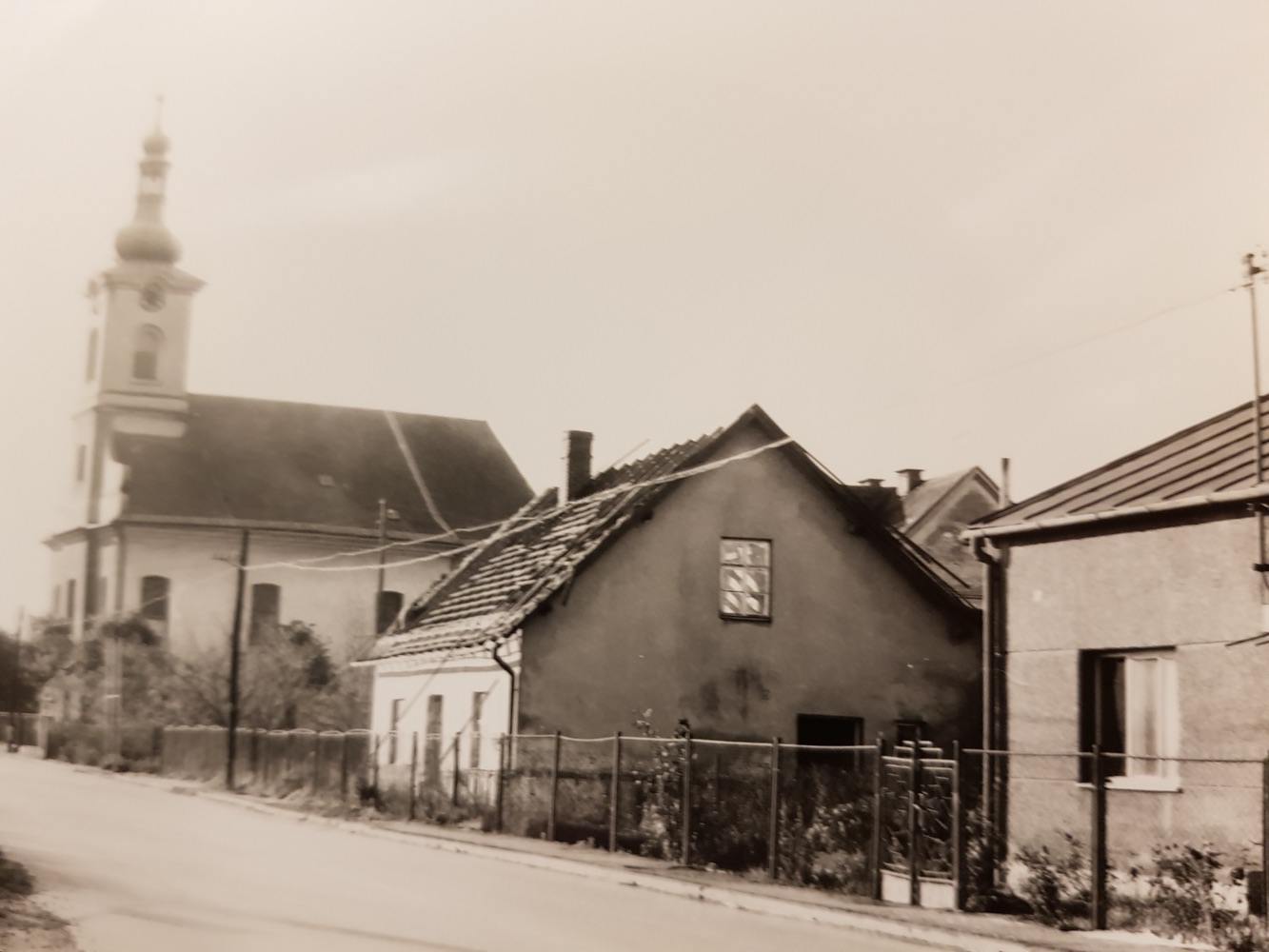 Vpravo část domu čp. 24, uprostřed dům čp. 95 (poslední obyvatelé: Gemrot J.) a za ním kostel sv. Barbory