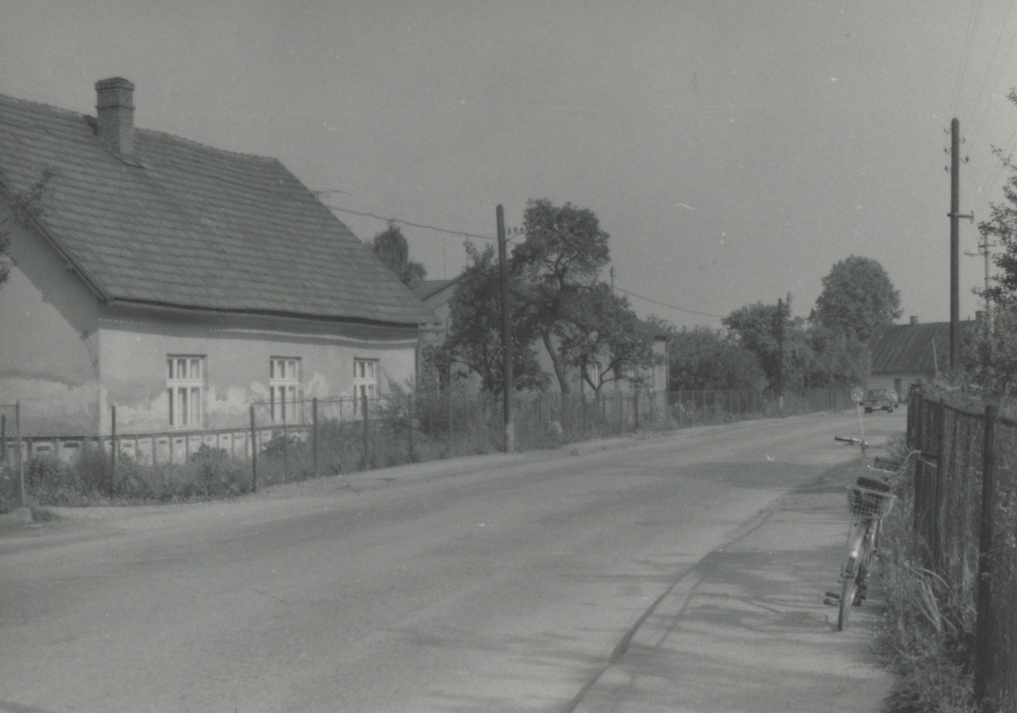 Vlevo dům čp. 95 (poslední obyvatelé: Gemrot J.) a za ním dům čp. 24 na snímku z roku 1986. Se svolením p. Vladislava O., ze soukromé sbírky.