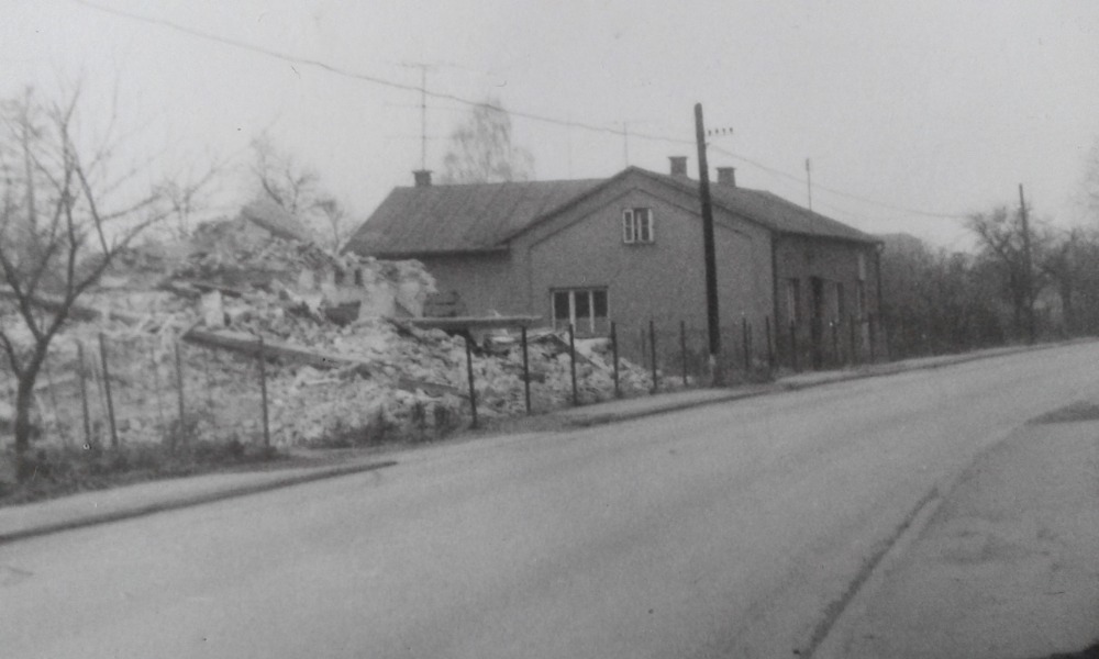 Dům čp. 24 a před ním pozůstatky demolovaného domu čp. 95