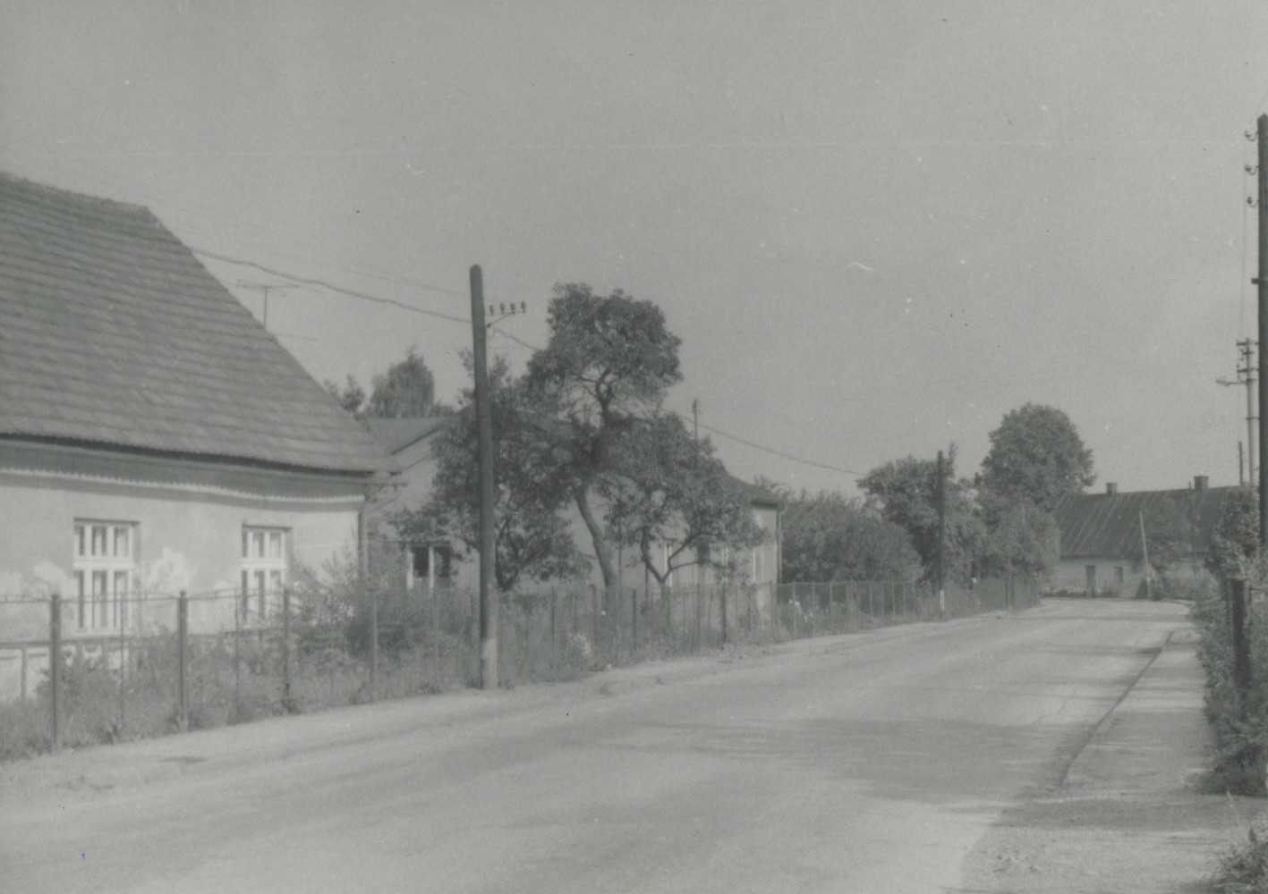 Vlevo dům čp. 95 (poslední obyvatelé: Gemrot J.) a za ním dům čp. 24 na snímku z roku 1986. Se svolením p. Vladislava O., ze soukromé sbírky.