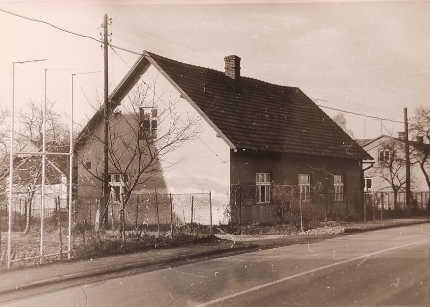Dům čp. 95 (poslední obyvatelé: Gemrotovi), za ním část domu čp. 24 (S laskavým svolením p. Roberta Rottera, ze soukromé sbírky)