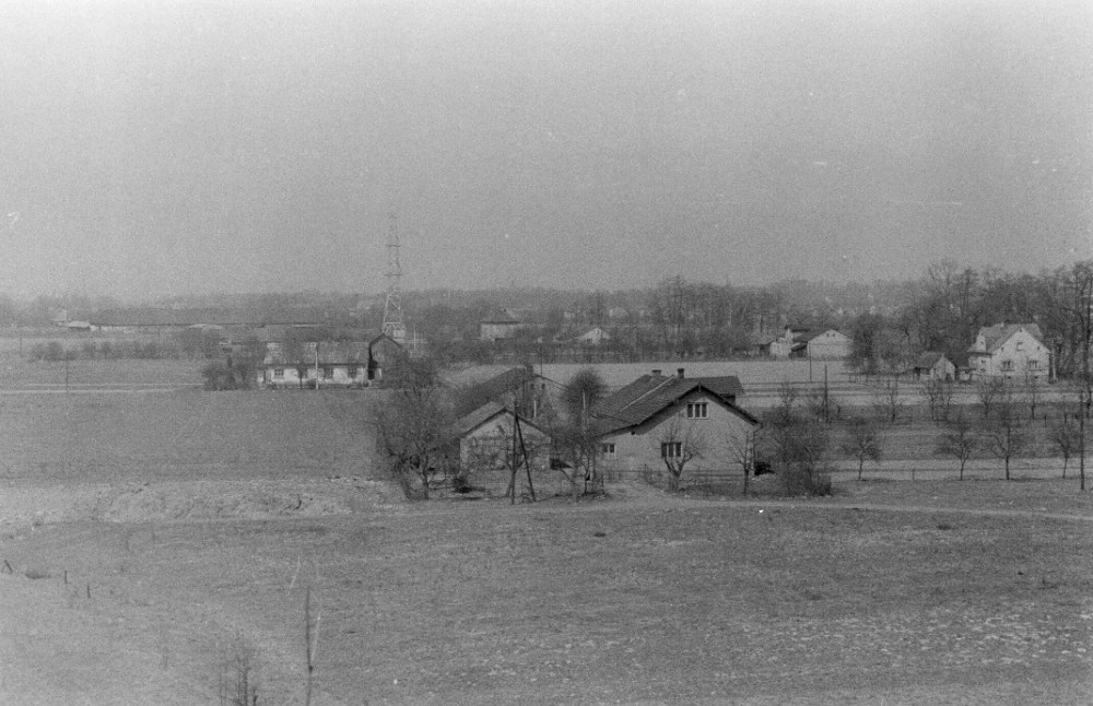 Výsek z panoramatického snímku části obce Stavky (Stovky) z roku 1979. V popředí dům čp. 234, 586 za ním dům čp. 92. Vlevo v pozadí dům čp. 96, 97 (poslední obyvatelé: Stenchly T. + F.), vpravo pak dům čp. 508 (se souhlasem autora fotografie p. Bronislava Filipczyka, ze soukromé sbírky)