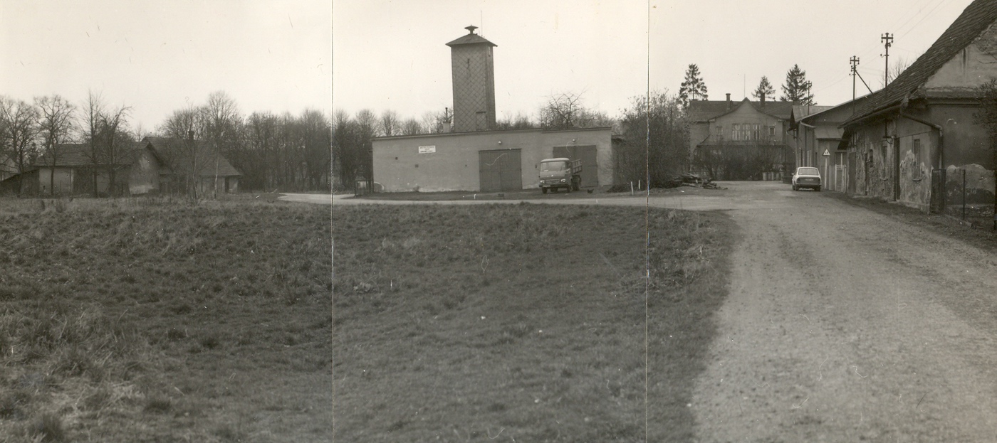 Hasičská zbrojnice v Loukách nad Olší. Vpravo domy čp. 182 a čp. 551 (Mateřská škola), vzadu průčelí domu čp. 384 a úplně vlevo dům čp. 181