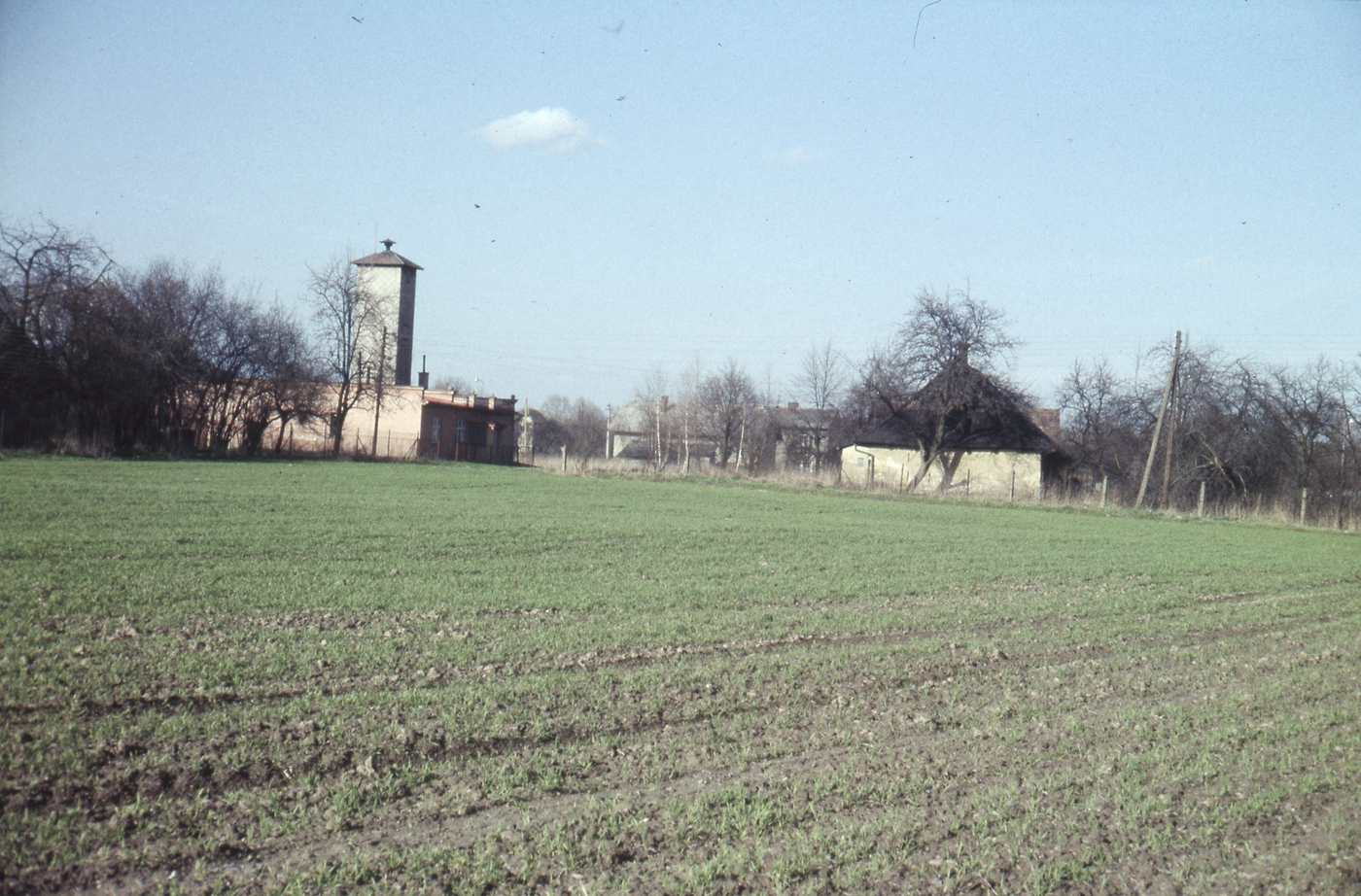 Vlevo hasičská zbrojnice v Loukách nad Olší, vpravo dům čp. 181 (s laskavým svolením autora fotografie p. Bronislava Filipczyka, ze soukromé sbírky)