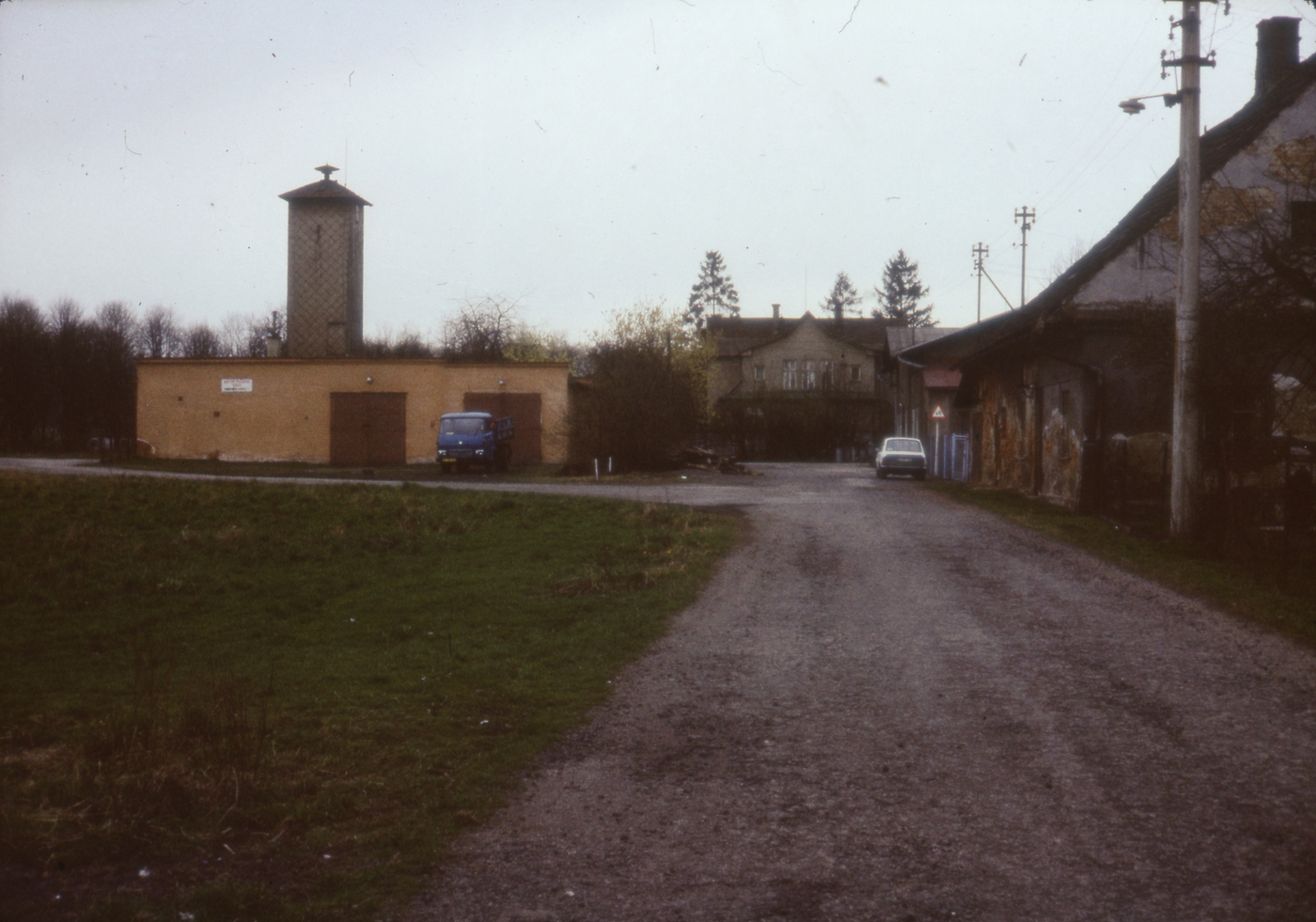Hasičská zbrojnice v Loukách nad Olší. Vpravo domy čp. 182 a čp. 551 (Mateřská škola), vzadu průčelí domu čp. 384 (se svolením autora fotografie p. Bronislava Filipczyka, ze soukromé sbírky)