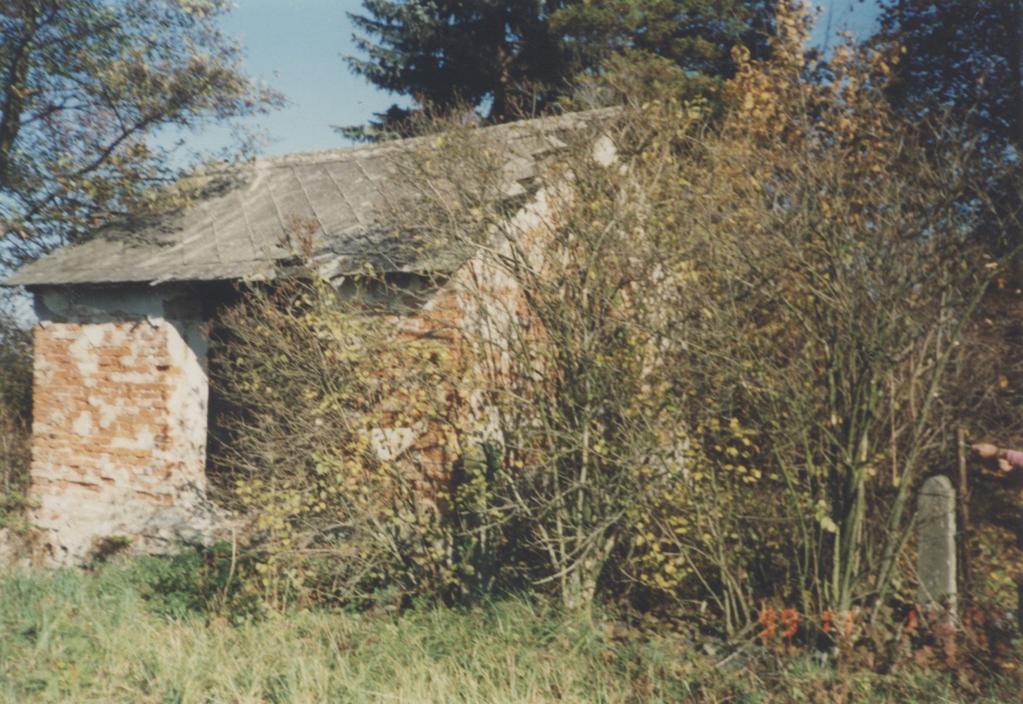 Hospodářská stavba u kostela sv. Barbory (snad bývalá márnice?)