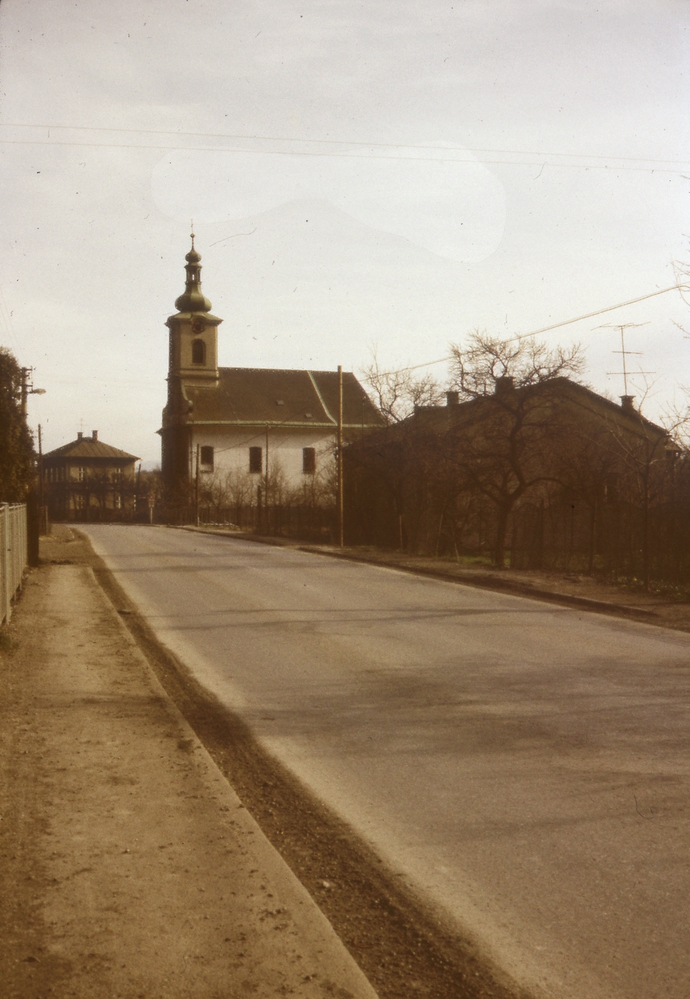 Vpravo dům čp. 24, za ním kostel sv. Barbory a budova farního úřadu čp. 29 (se svolením autora fotografie p. Bronislava Filipczyka, ze soukromé sbírky)
