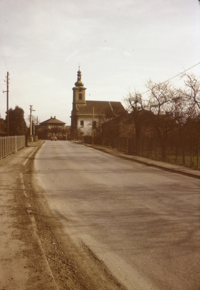 Vpravo dům čp. 24, za ním kostel sv. Barbory a budova farního úřadu čp. 29 (se svolením autora fotografie p. Bronislava Filipczyka, ze soukromé sbírky)