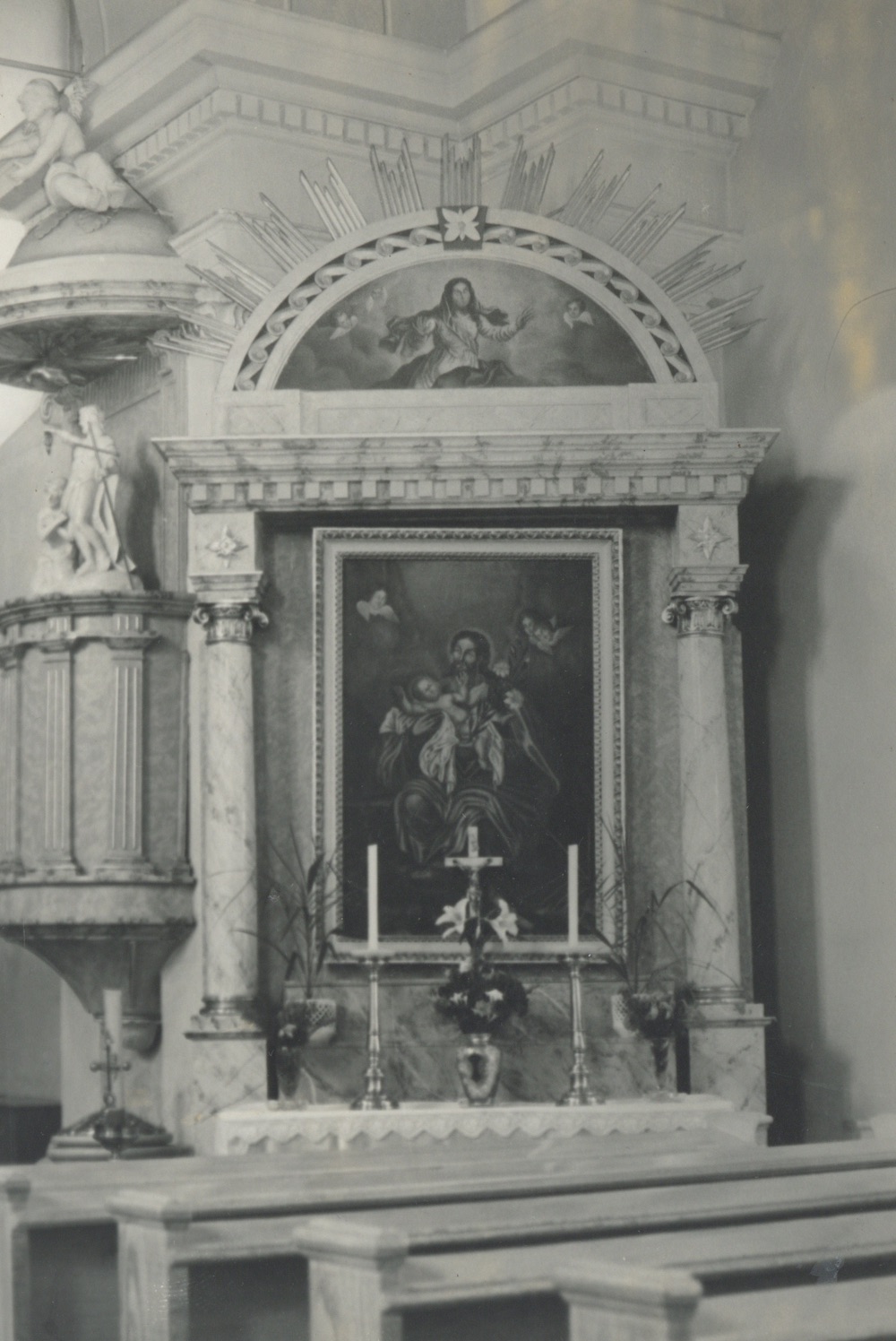 Z interiéru kostela sv. Barbory v Loukách (1988)