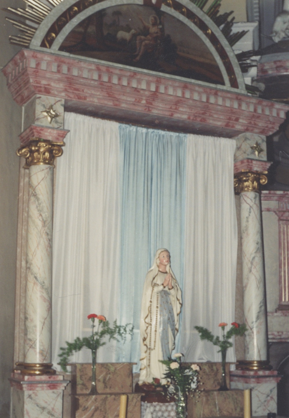 Interiér kostela sv. Barbory v Loukách (1995)