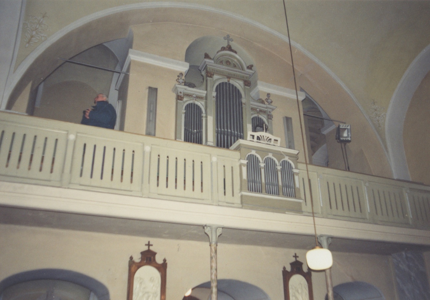 Interiér kostela sv. Barbory v Loukách (1995)