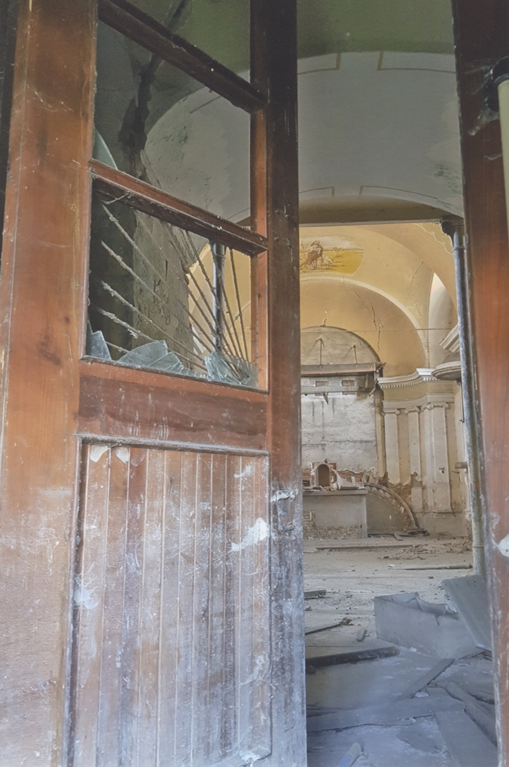 Vstup do kostela sv. Barbory v Loukách (1995)