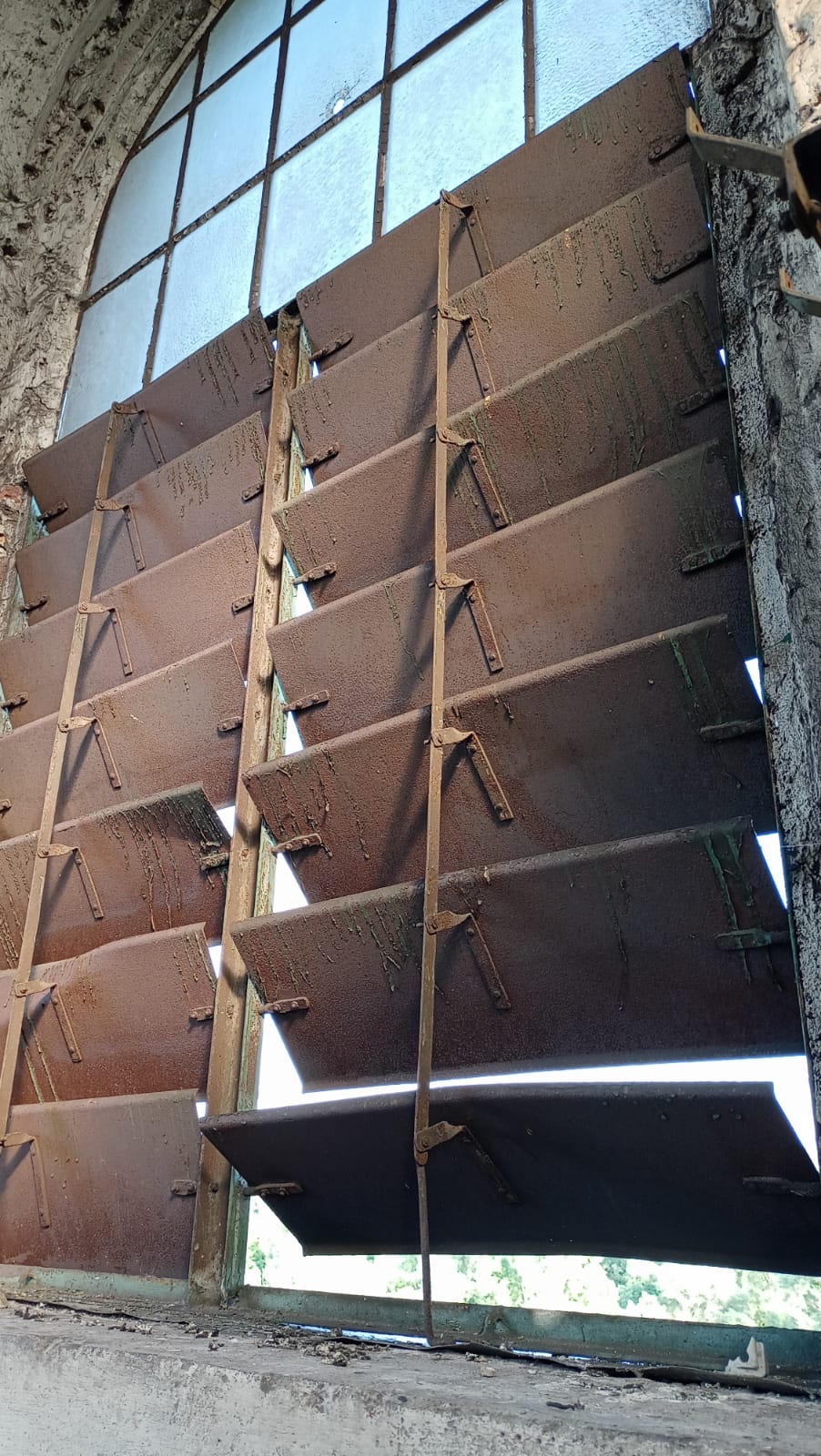 Detailní záběry dokumentující stav chátrajícího kostela sv. Barbory v Loukách (se svolením autora fotografie p. R. Rottera)