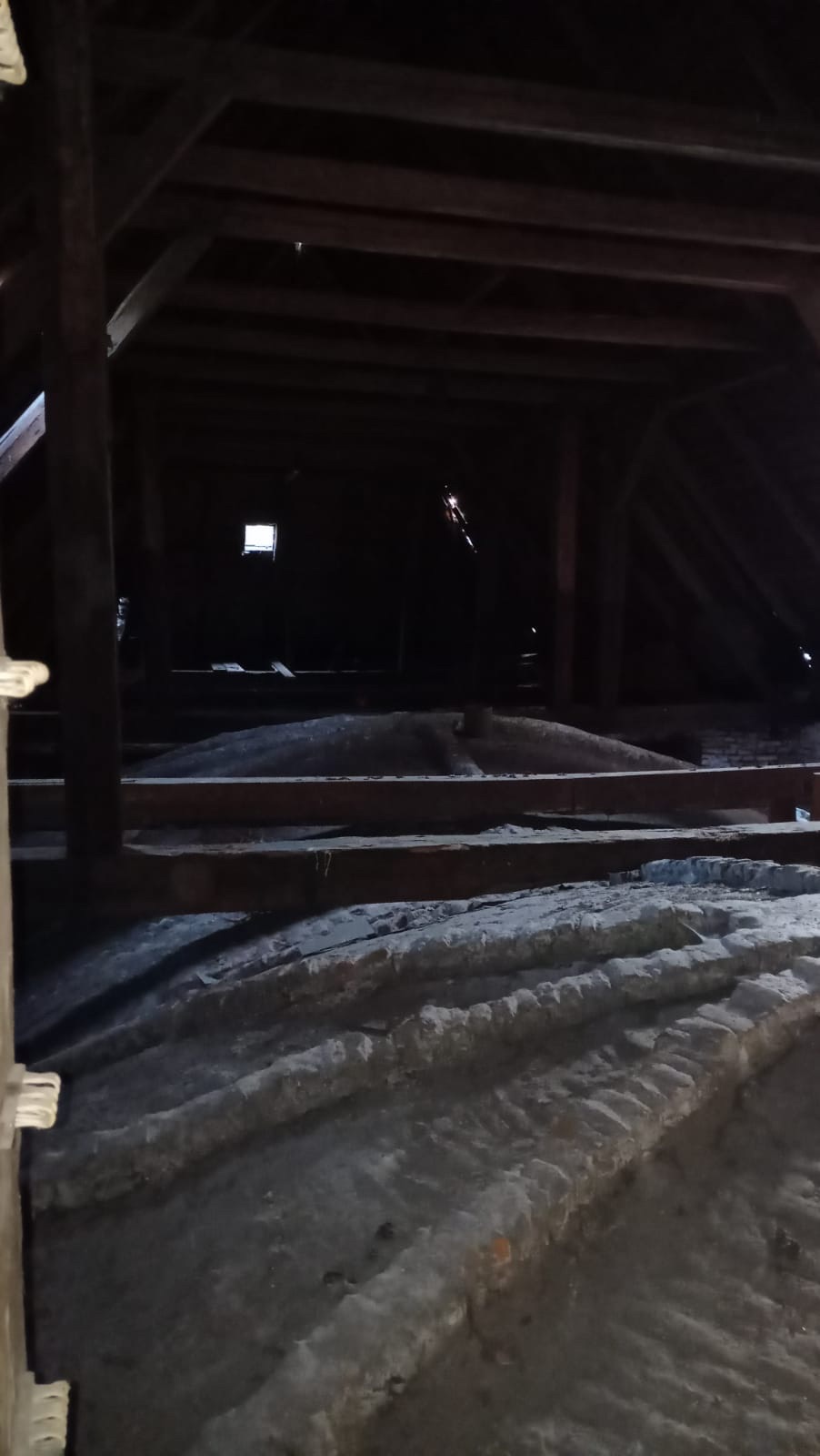 Detailní záběry dokumentující stav chátrajícího kostela sv. Barbory v Loukách (se svolením autora fotografie p. R. Rottera)
