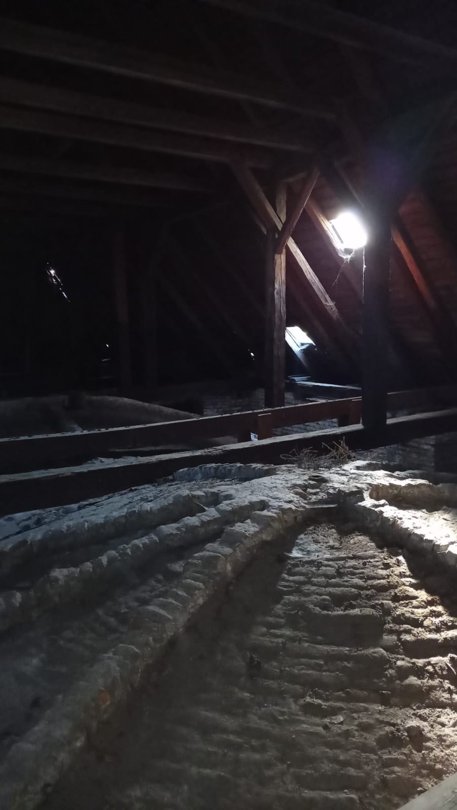 Detailní záběry dokumentující stav chátrajícího kostela sv. Barbory v Loukách (se svolením autora fotografie p. R. Rottera)