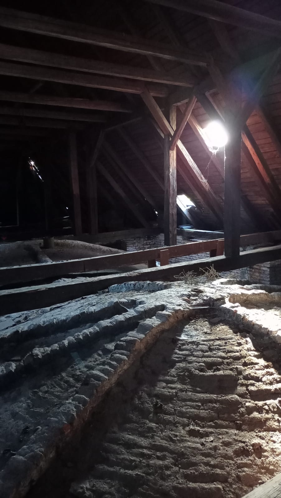 Detailní záběry dokumentující stav chátrajícího kostela sv. Barbory v Loukách (se svolením autora fotografie p. R. Rottera)