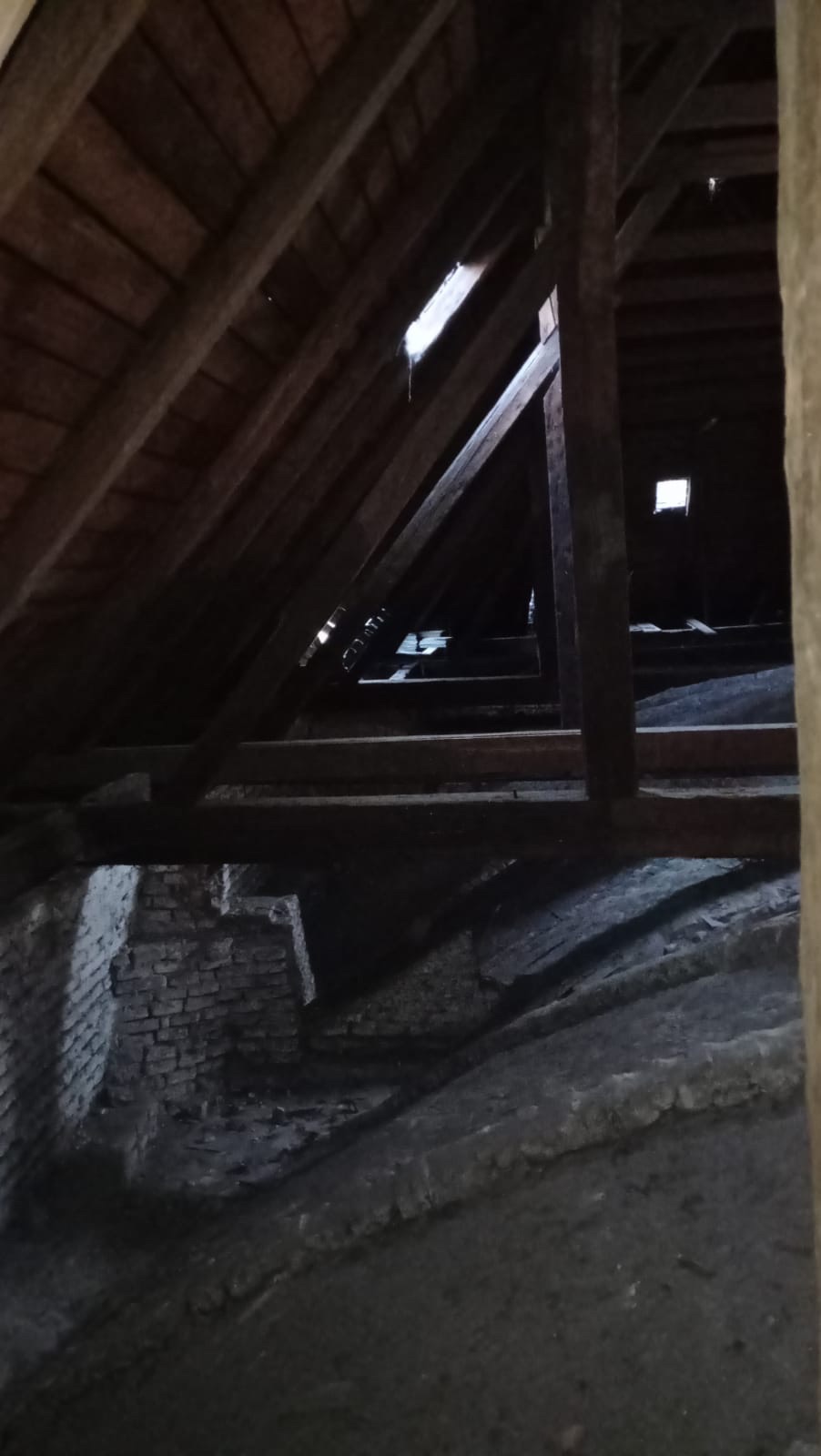 Detailní záběry dokumentující stav chátrajícího kostela sv. Barbory v Loukách (se svolením autora fotografie p. R. Rottera)