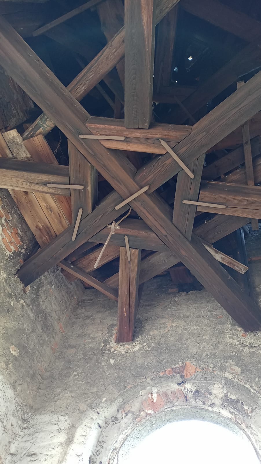 Detailní záběry dokumentující stav chátrajícího kostela sv. Barbory v Loukách (se svolením autora fotografie p. R. Rottera)