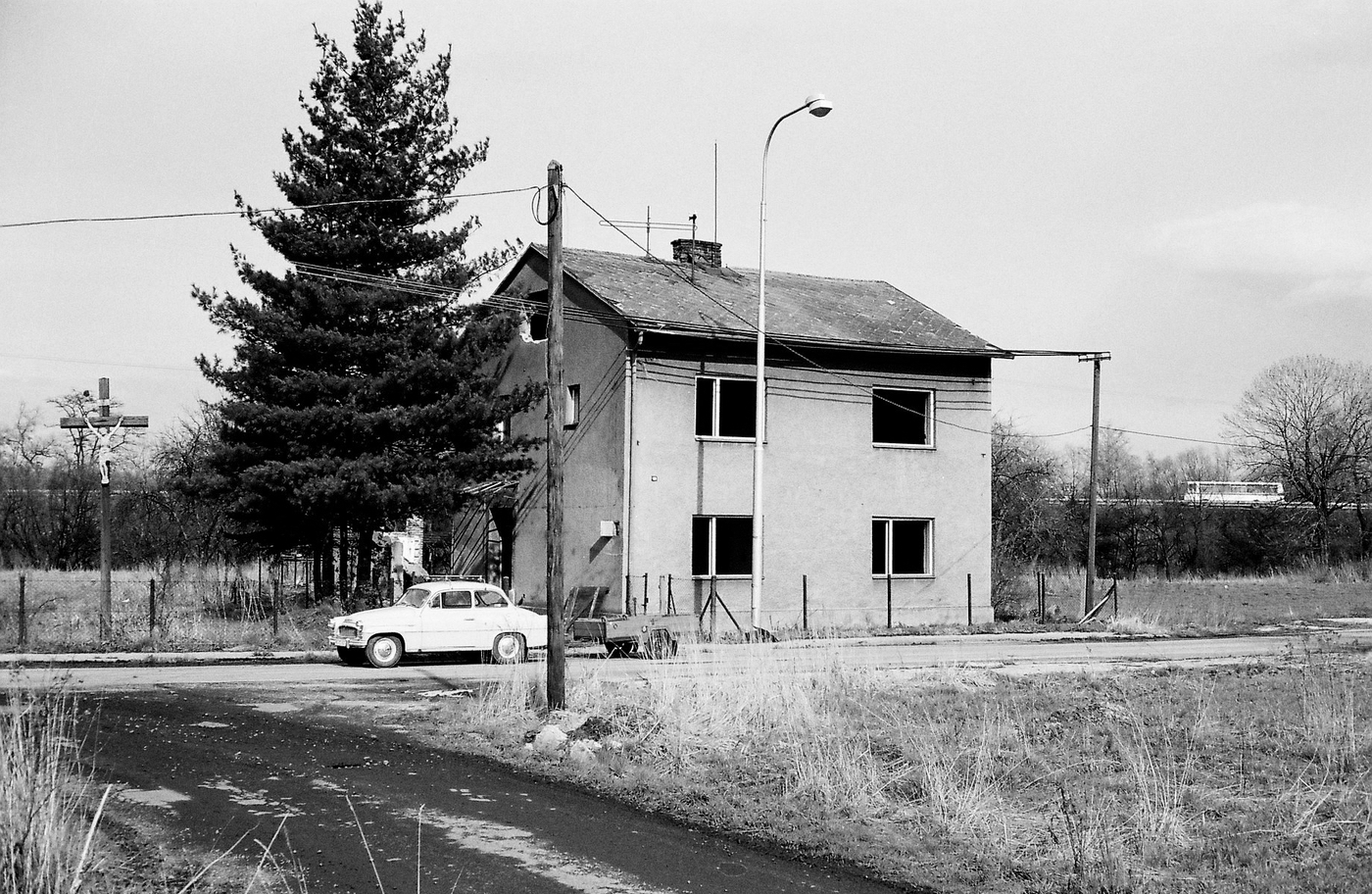 Dřevěný kříž s Kristem u domu čp. 125