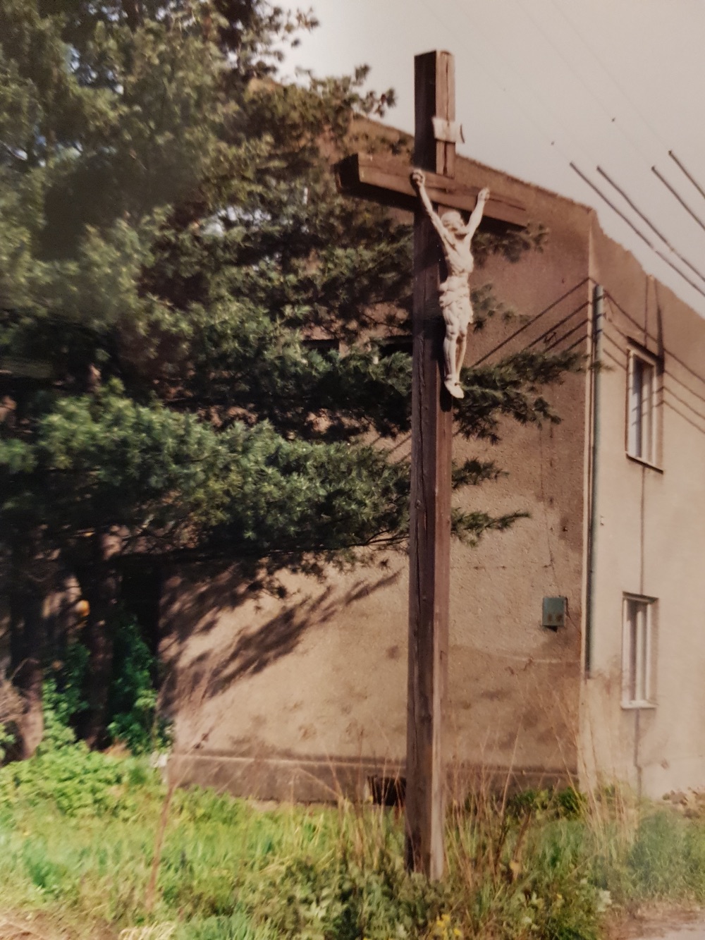 Dřevěný kříž s Kristem u domu čp. 125