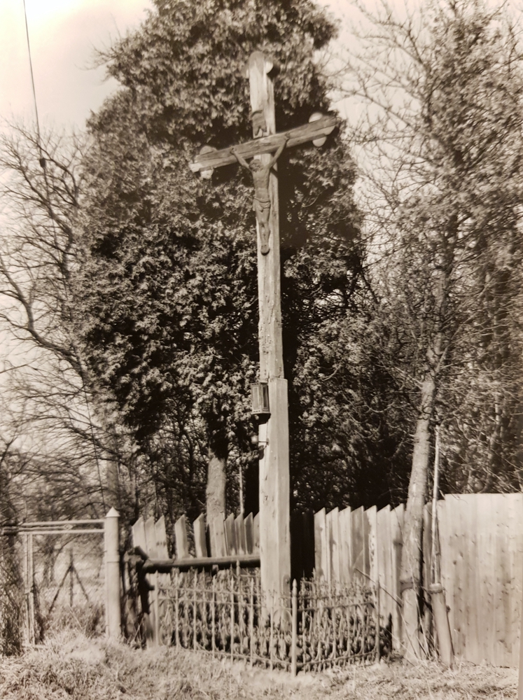 Dřevěný kříž stojící u domu čp. 314