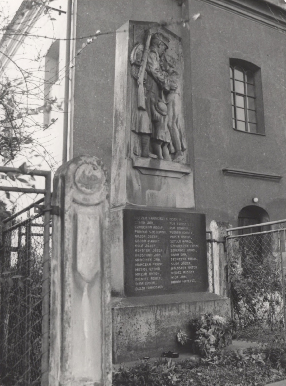 Pomník obětem 1. světové války v Loukách (Fotografie z publikace Katalog památek města Karviné, 2. díl)