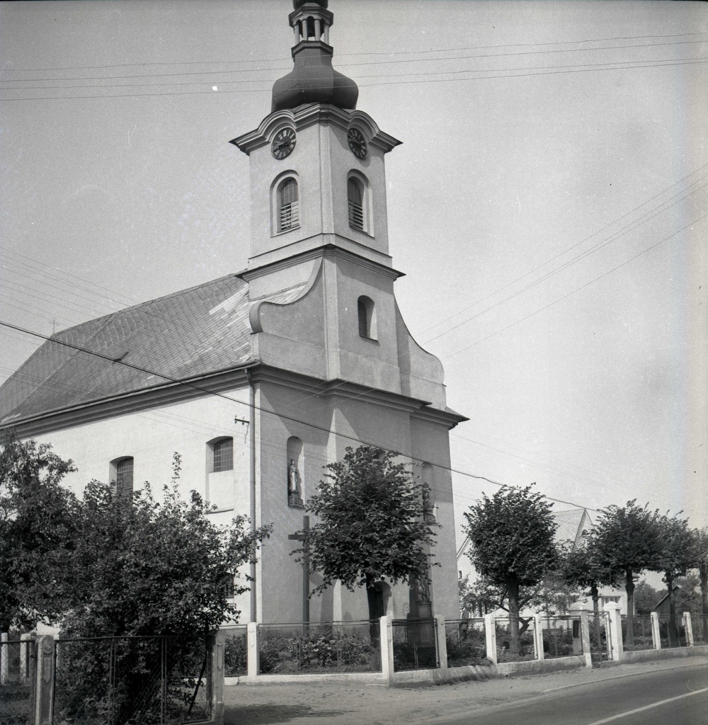 Pomník obětem 1. světové války v Loukách před kostelem sv. Barbory na snímku z roku 1965 (S laskavým svolením p. Davida Pindura, ze soukromého archivu)