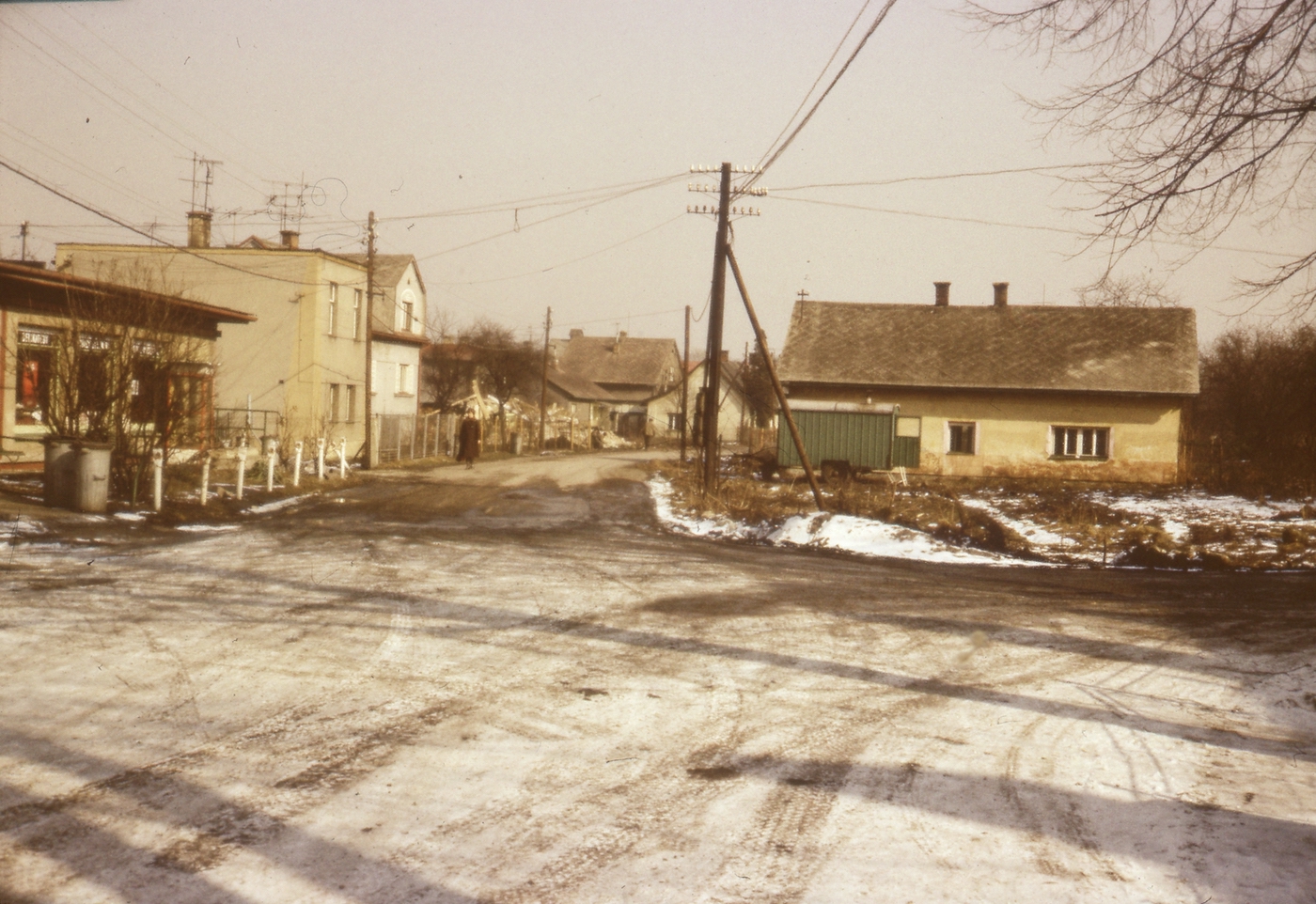 Vlevo prodejna potravin (samoobsluha), za ní domy čp. 352 a čp. 38, vpravo pak dům čp. 48 (s laskavým svolením autora fotografie p. Bronislava Filipczyka, ze soukromé sbírky)