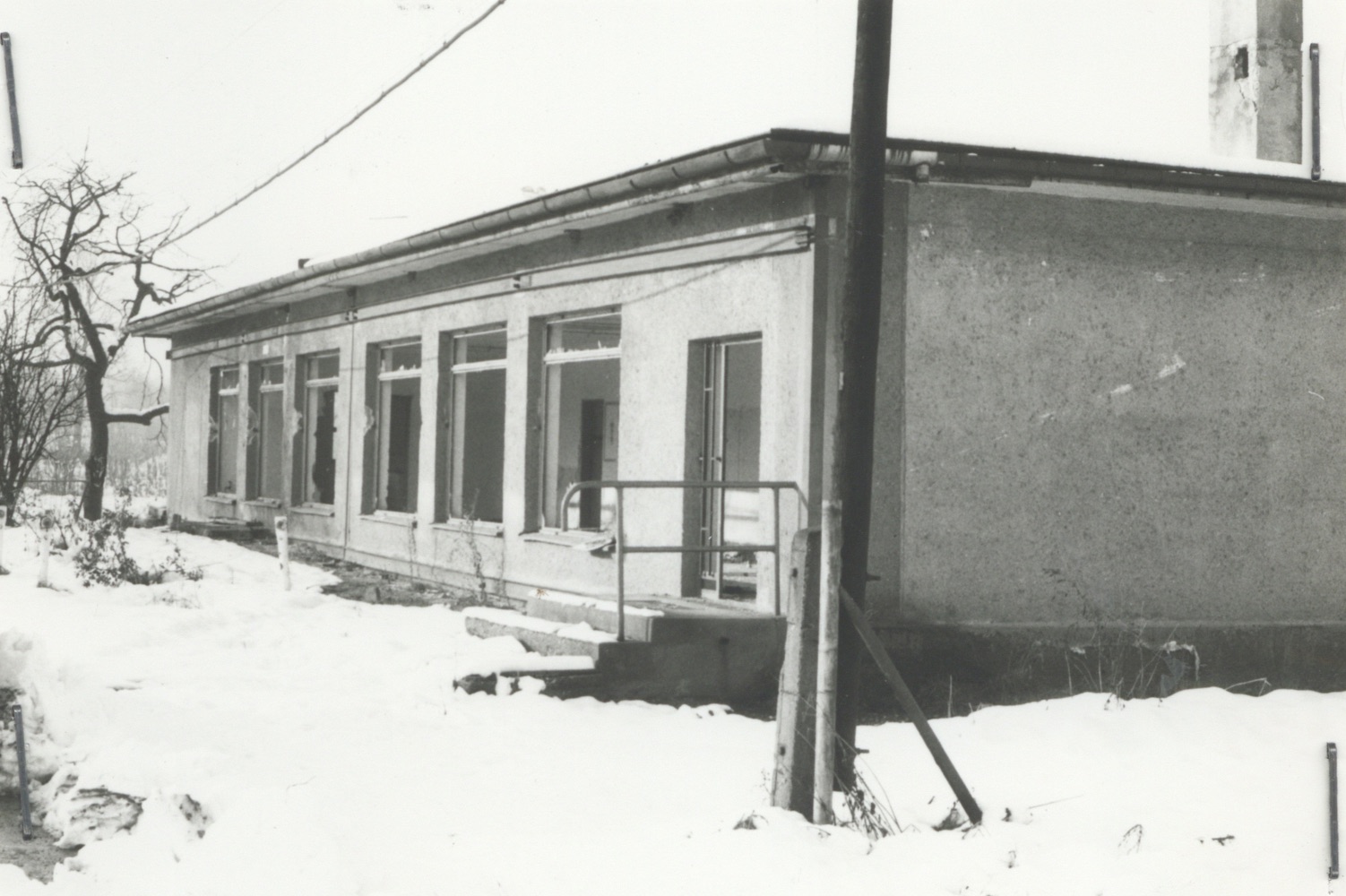 Prodejna potravin (samoobsluha) na fotografii z roku 1992