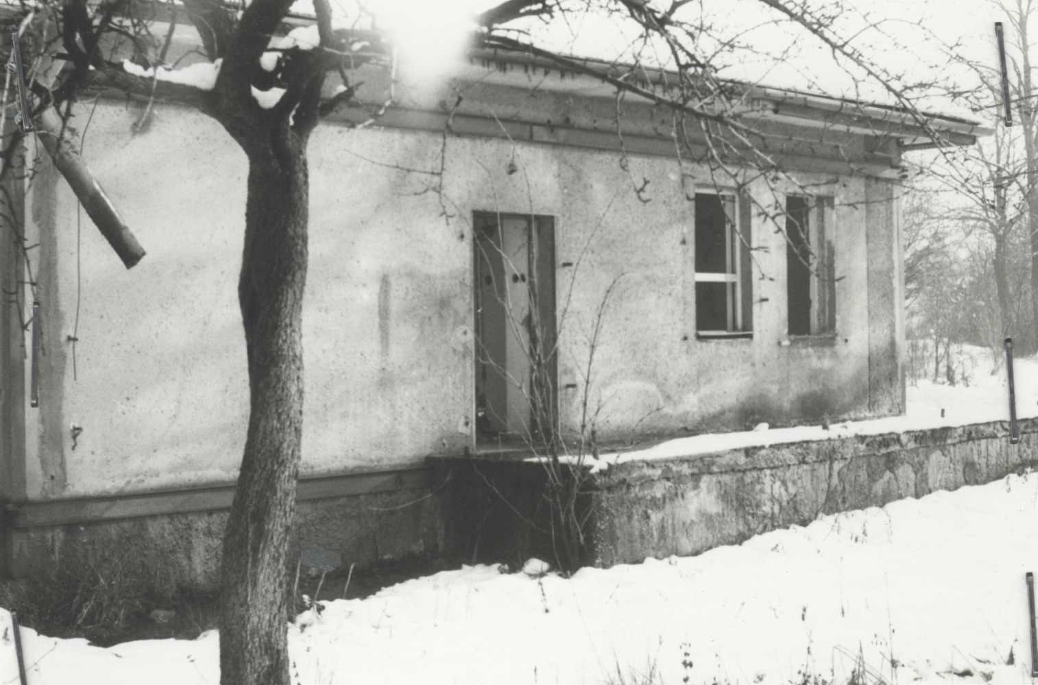 Prodejna potravin (samoobsluha) na fotografii z roku 1992