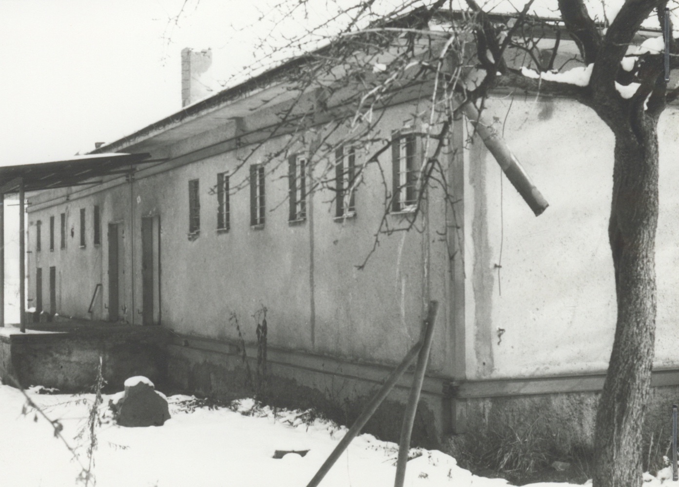 Prodejna potravin (samoobsluha) na fotografii z roku 1992