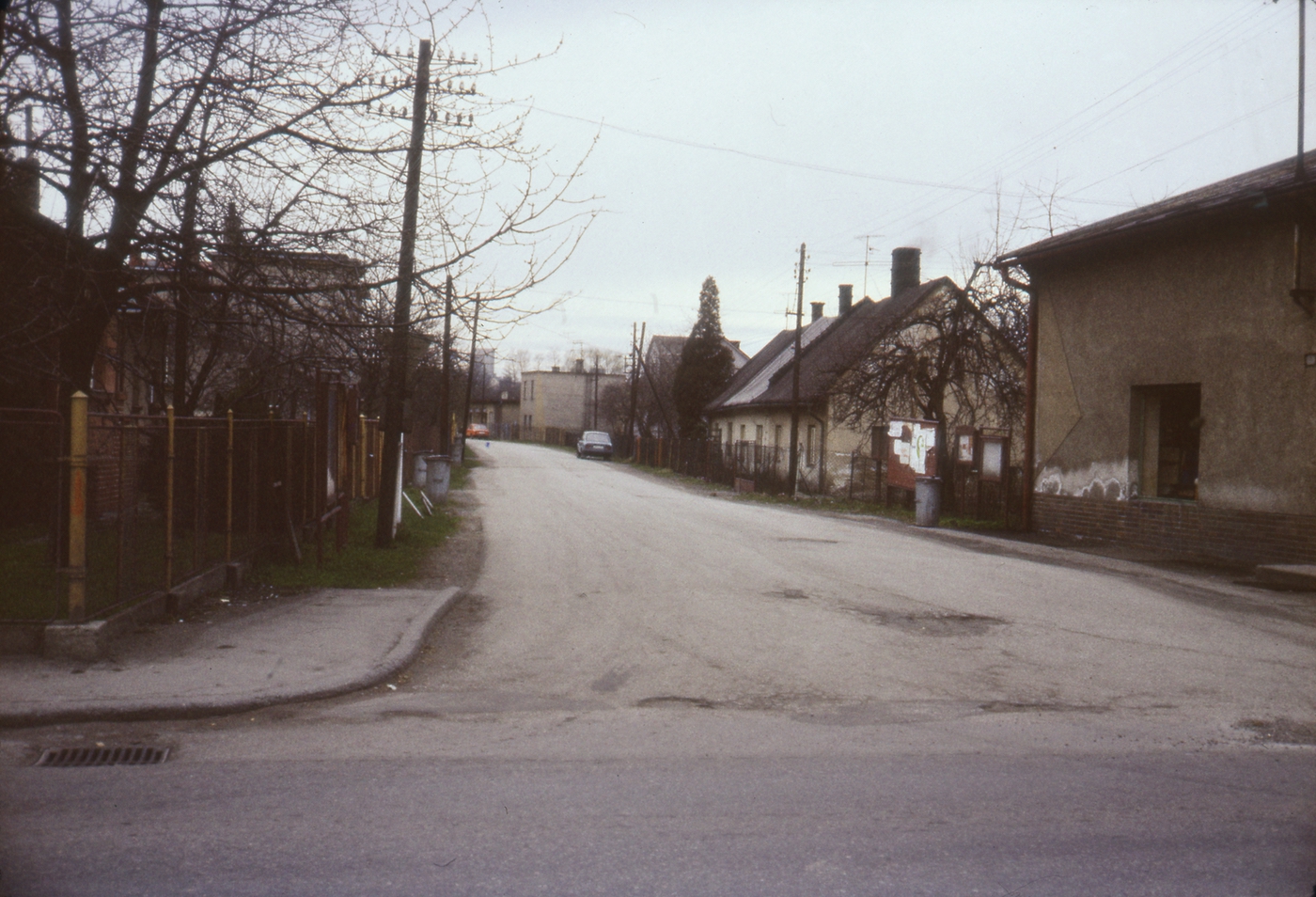Pohled do ulice k samoobsluze (s laskavým svolením autora fotografie p. Bronislava Filipczyka, ze soukromé sbírky)
