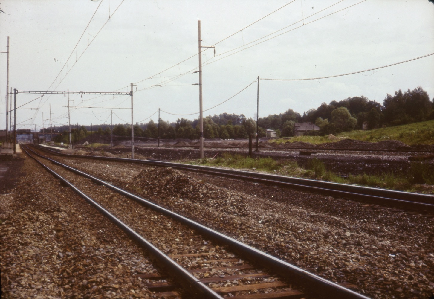 Záběry na železniční trať procházející obcí Louky nad Olší (se svolením autora fotografie p. Bronislava Filipczyka, ze soukromé sbírky)