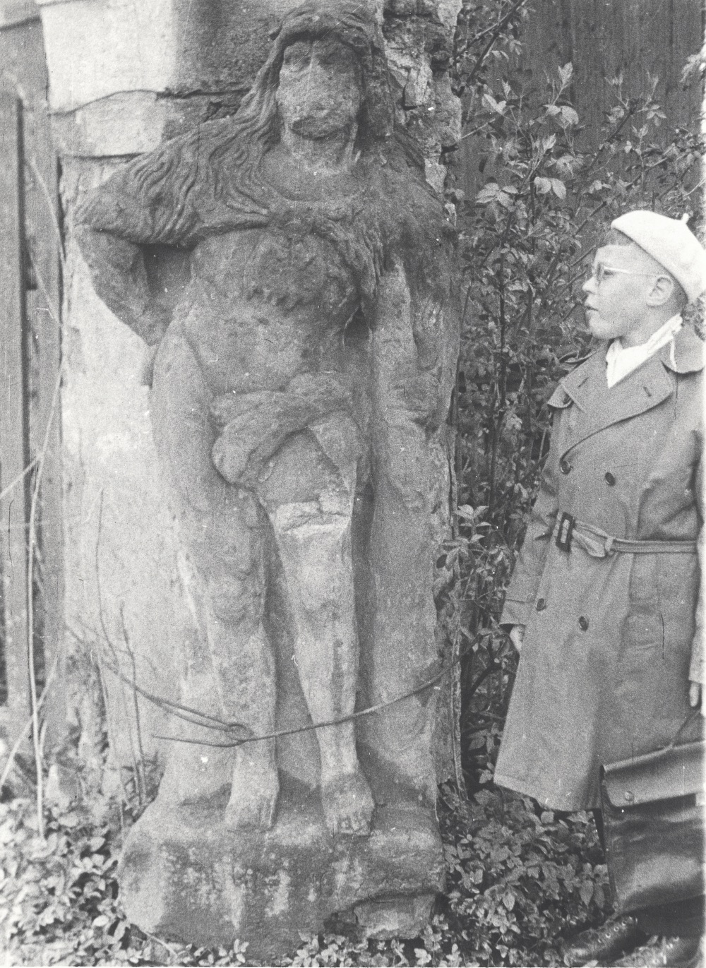 Jedna ze soch mužů u brány do zámeckého parku v Ráji na snímku Jana Waloszka z roku 1959 (SOkA Karviná, poř.č. 1051)