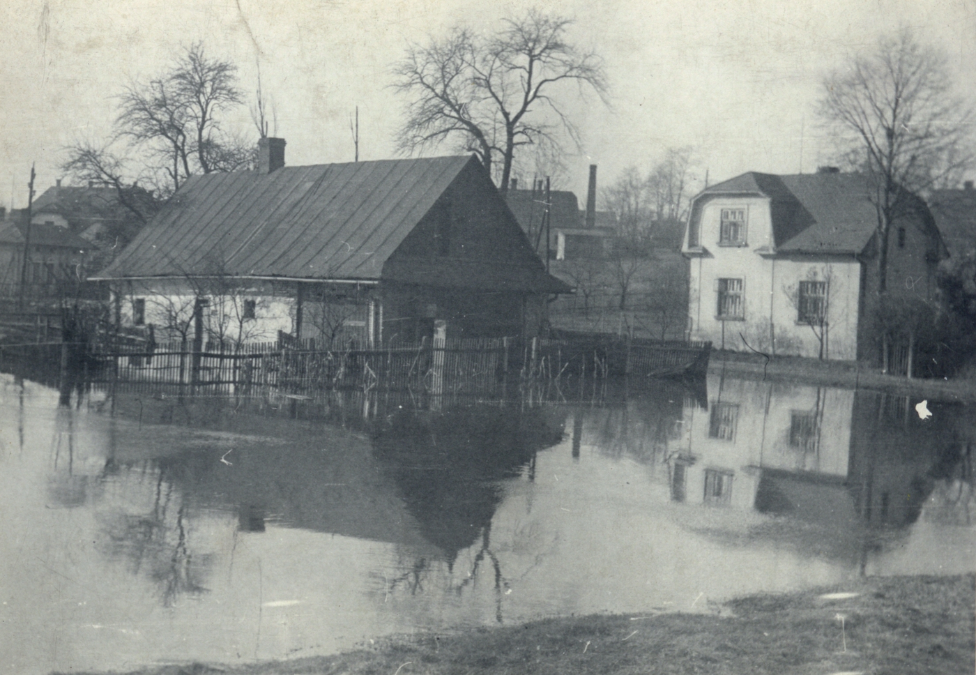 Vpravo dům čp. 9, vlevo dům čp. 10 na křižovatce ulic Solecká a Stonavská. Vzadu mezi domy je patrný komín pekárny Binar (čp. 74)