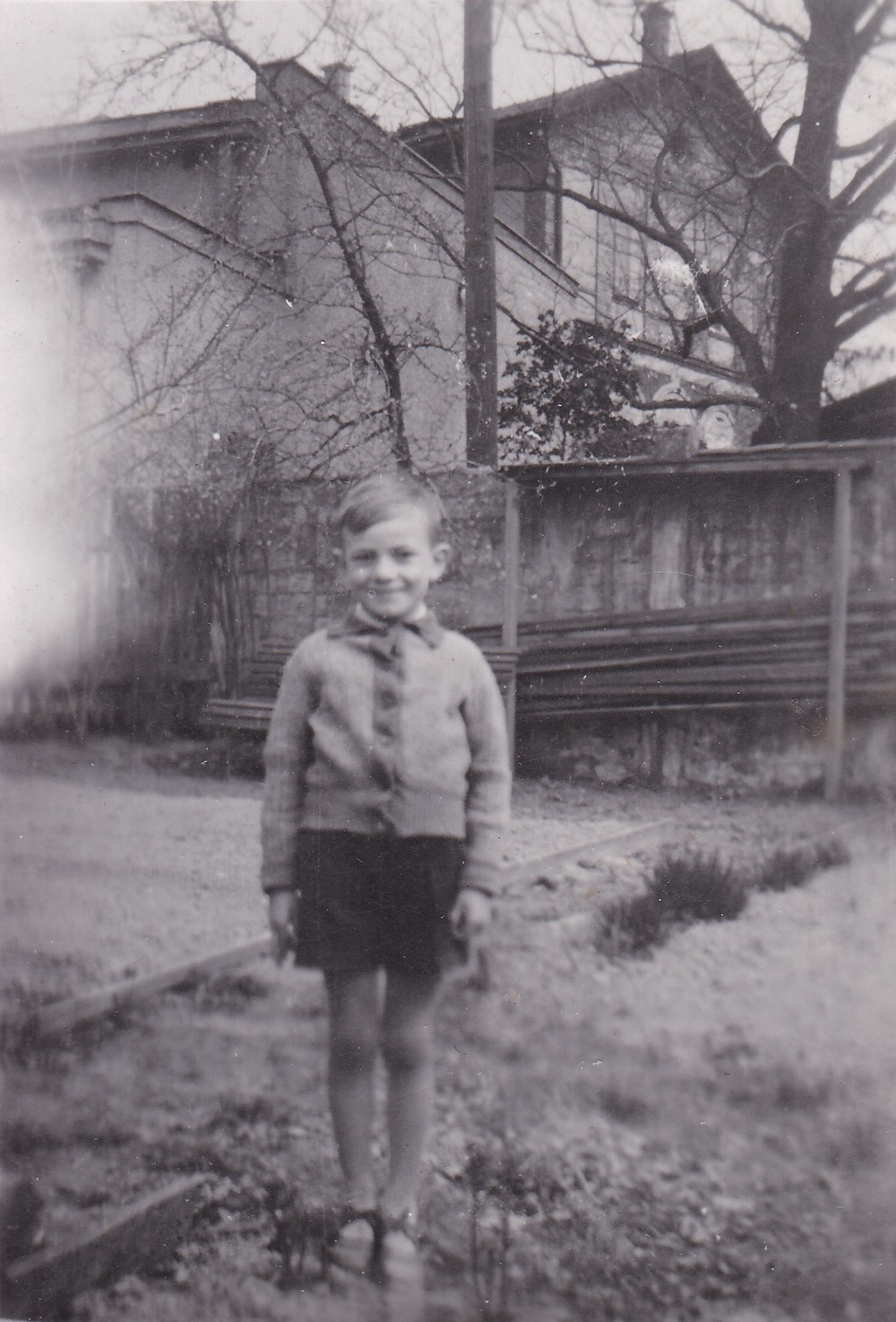 Momentka ze života... V pozadí snímku část bývalých Larischových garáží a za nimi Kočárovna čp. 111. Chlapec na snímku z roku 1947: Ivan Borovec. (S laskavým svolením p. Evy Jaworské, ze soukromé sbírky. Fotografii poskytla p. Erika Schweserová.)
