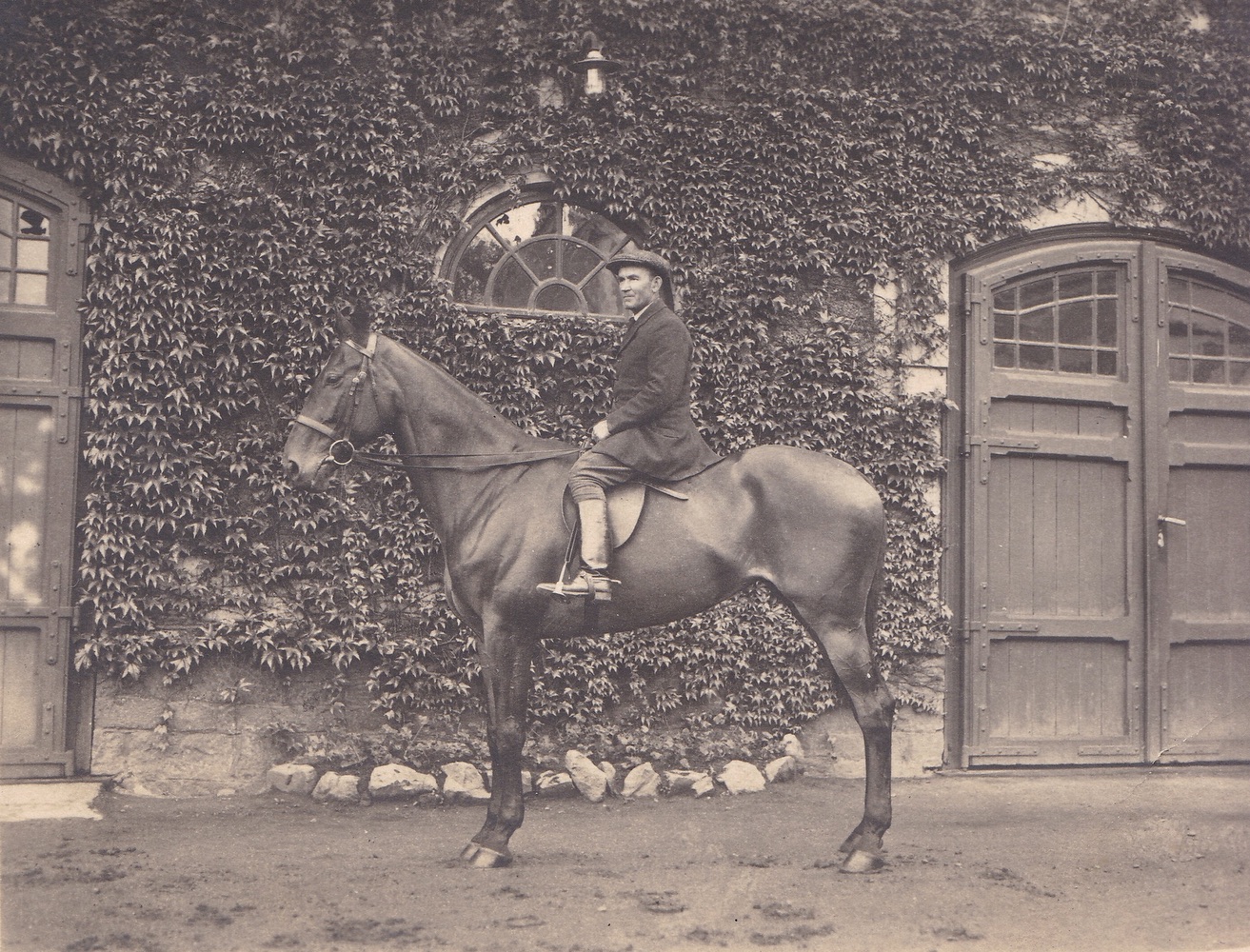 Část zámecké kočárovny (čp. 111). Muž na koni je štolmistr Johann Kula (Zdroj: E. Schweserová, P. Bindač: SOLCA Tajemství zámeckého parku = KLIK NA FOTOGRAFII. Foto z rodinné sbírky Eduarda Kuly)