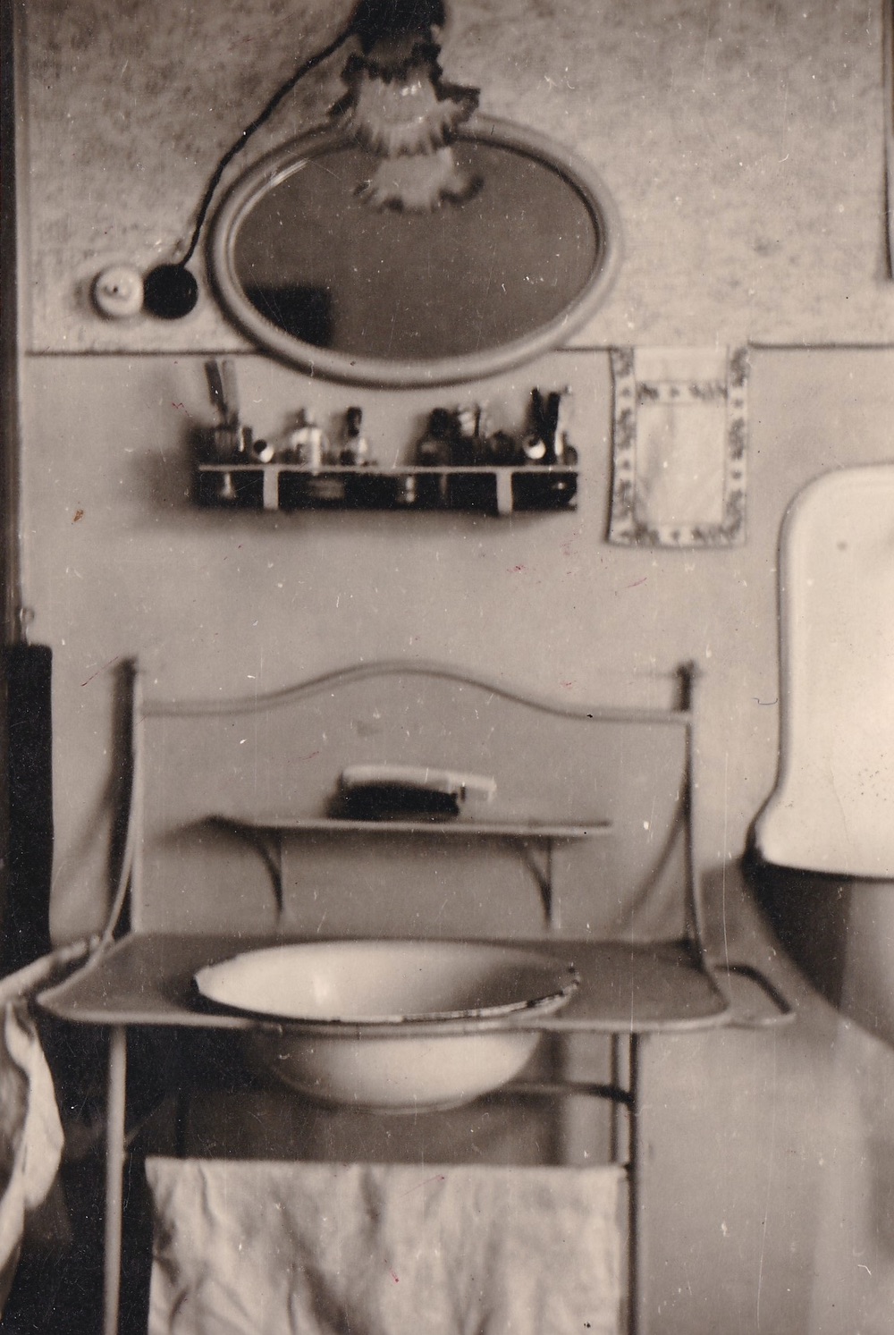 Detail bytového interiéru v budově kočárovny (Zdroj: E. Schweserová, P. Bindač: SOLCA Tajemství zámeckého parku = KLIK NA FOTOGRAFII. Foto z rodinné sbírky Heleny Lukoszové)