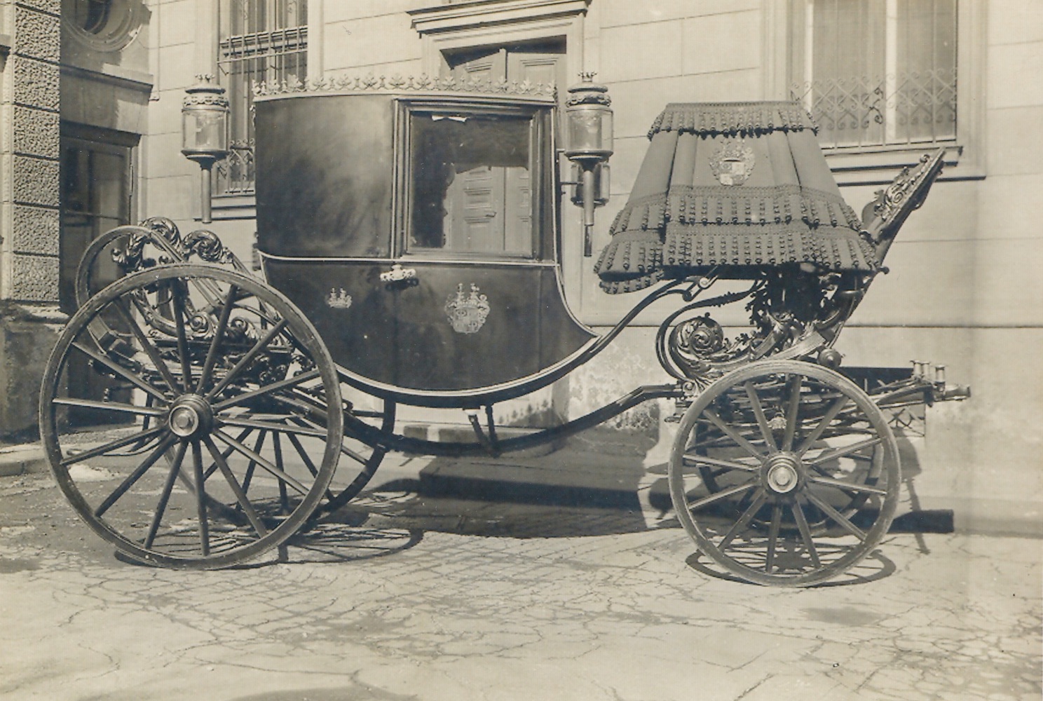 Kočár rodu Larisch-Mönnich (Zdroj: E. Schweserová, P. Bindač: SOLCA Tajemství zámeckého parku = KLIK NA FOTOGRAFII. Foto ze soukromé sbírky Vladislava O.)