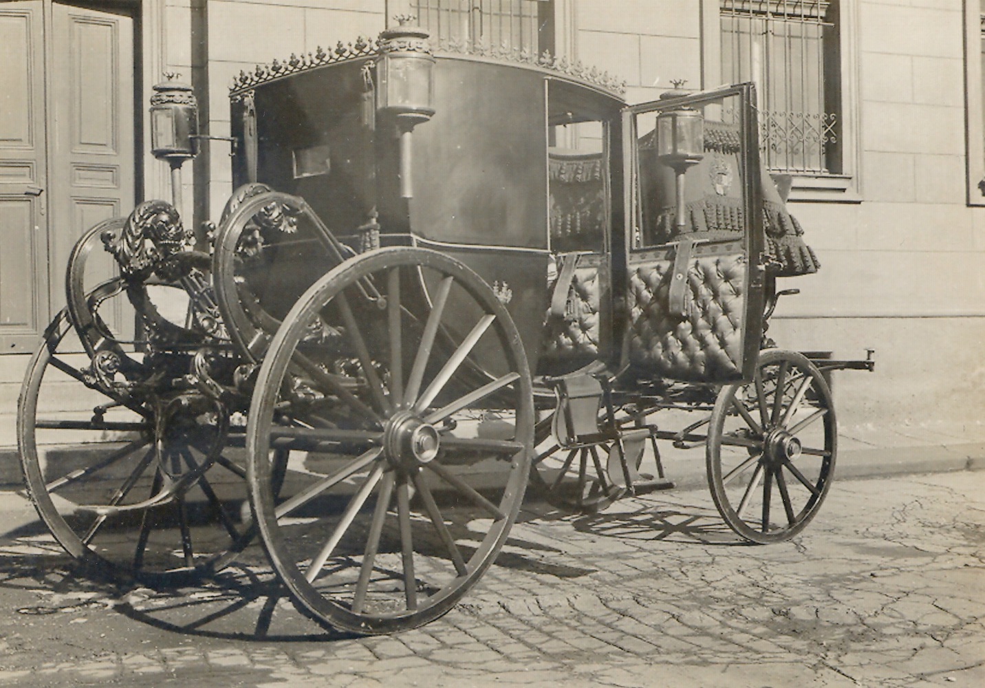Kočár rodu Larisch-Mönnich (Zdroj: E. Schweserová, P. Bindač: SOLCA Tajemství zámeckého parku = KLIK NA FOTOGRAFII. Foto ze soukromé sbírky Vladislava O.)