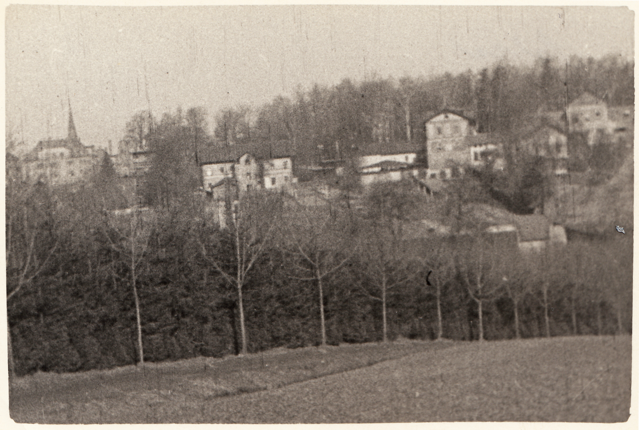 Vpravo nahoře čp. 119 (Zámecké konírny), níže pod nimi pak čp. 86 (Zámecká prádelna), hned vlevo vedle průčelí čp. 111 (Zámecká kočárovna). Samostatný dům v levém středu snímku: čp. 70, úplně vlevo vzadu pak dům čp. 1413 a za ním věž kostela sv. Jindřicha (Se souhlasem p. Vladislava O., ze soukromé sbírky)